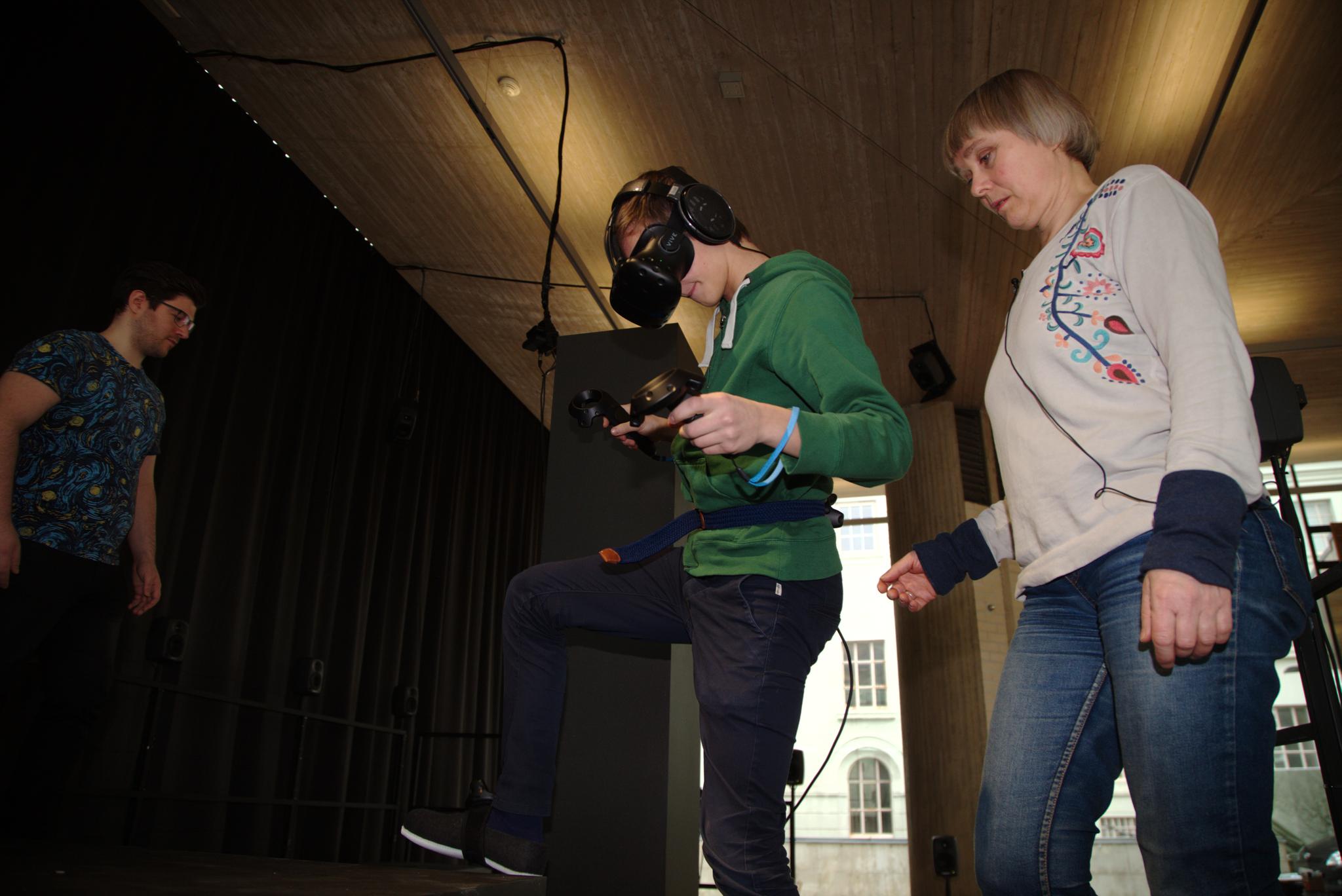 Siri Austeen og sønnen Kaspar var de første som fikk teste ut den nye virtuelle museumsturen på Nasjonalmuseet. 