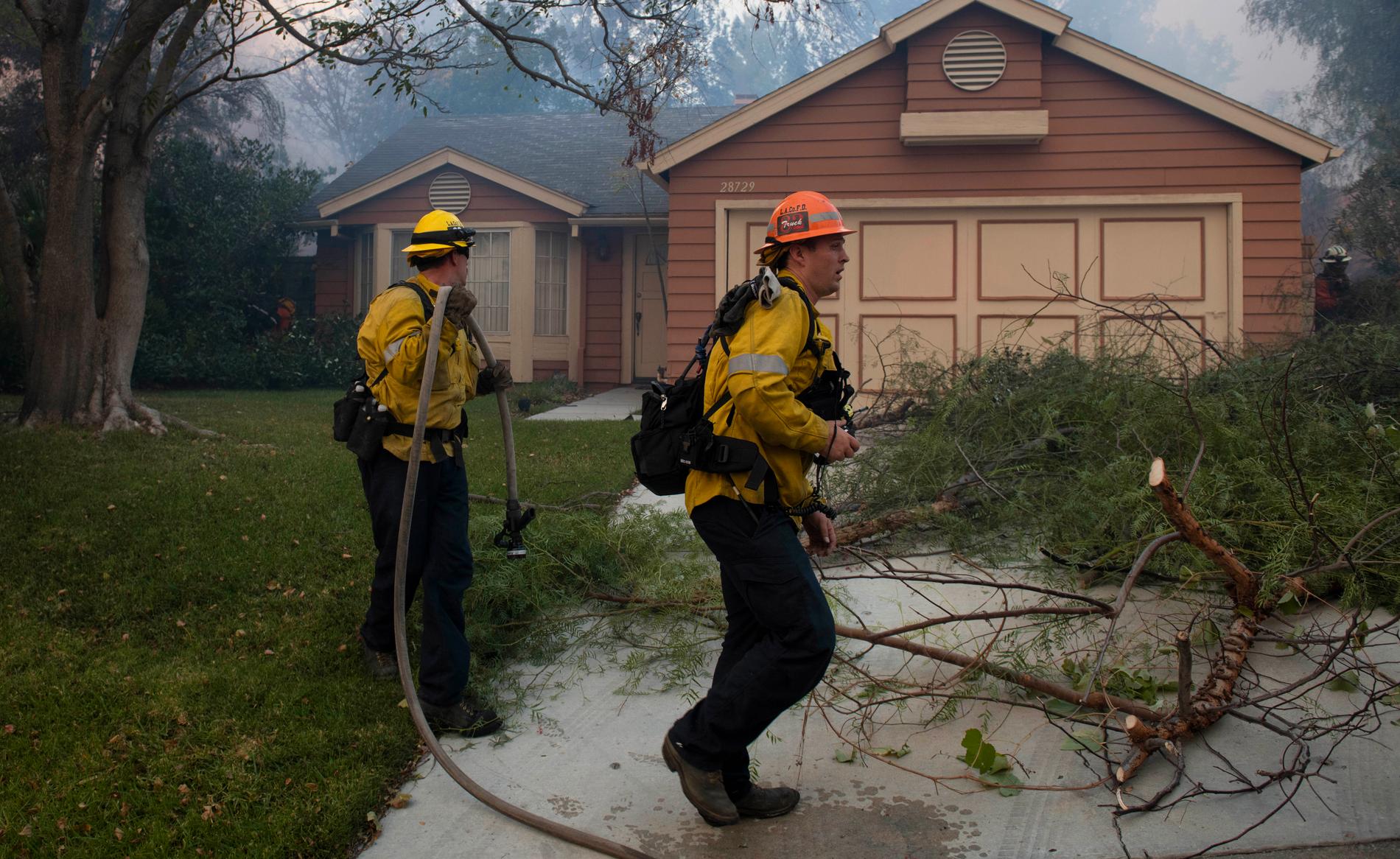 I FARE: En skogbrann truer med å ødelegge dette huset i Santa Clarita i California. Myndighetene vet ikke hvor mange hus som er ødelagt i brannene flere steder i delstaten. 