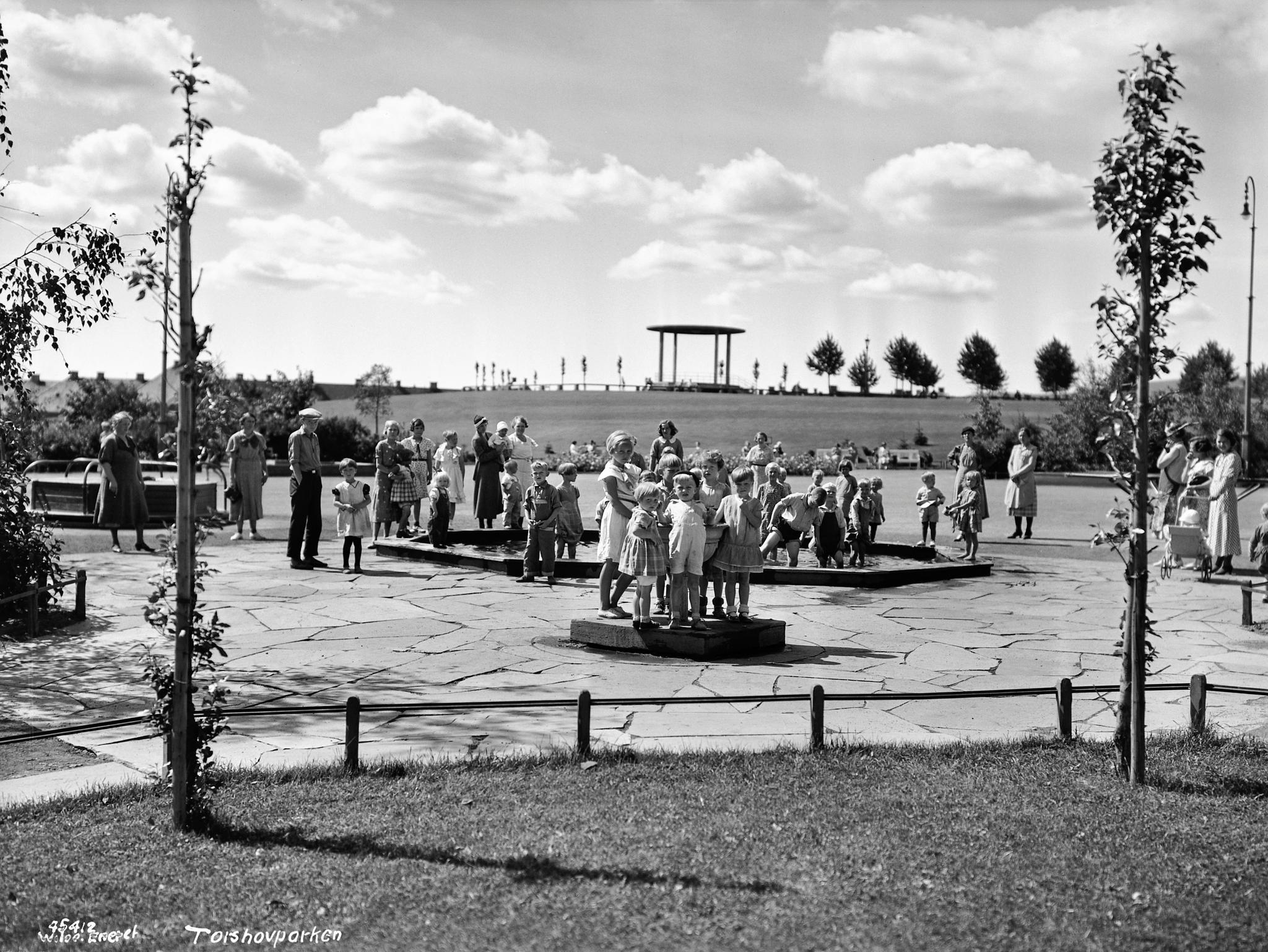 Torshovparken, 1937. Området ble innkjøpt av kommunen i 1916 for å bygges ut med boliger, men i 1924 ble det utarbeidet en parkplan for området.
