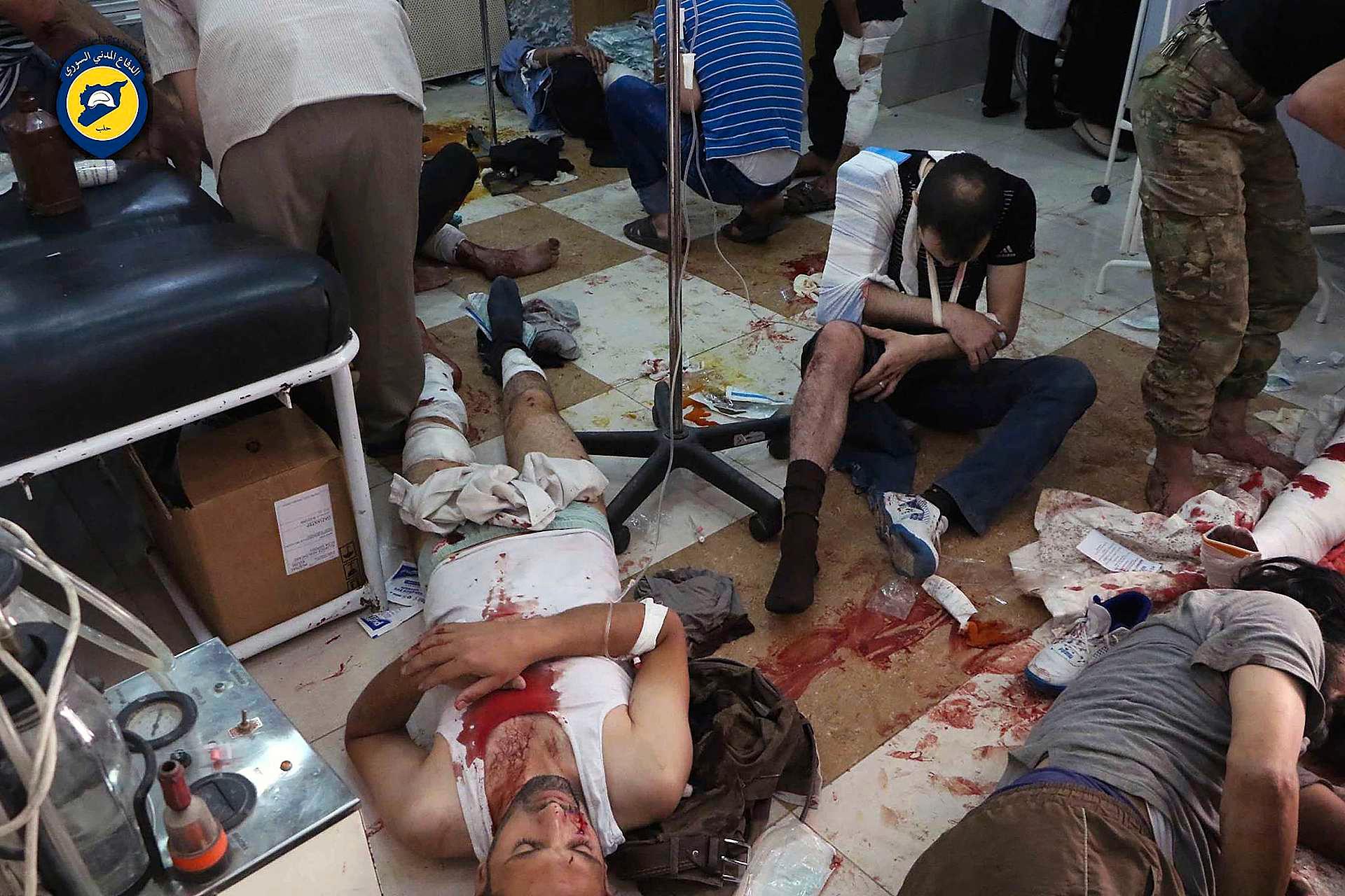 Menn som er blitt skadet i krigføringen i Aleppo får hjelp ved en helseklinikk lørdag 24. september.