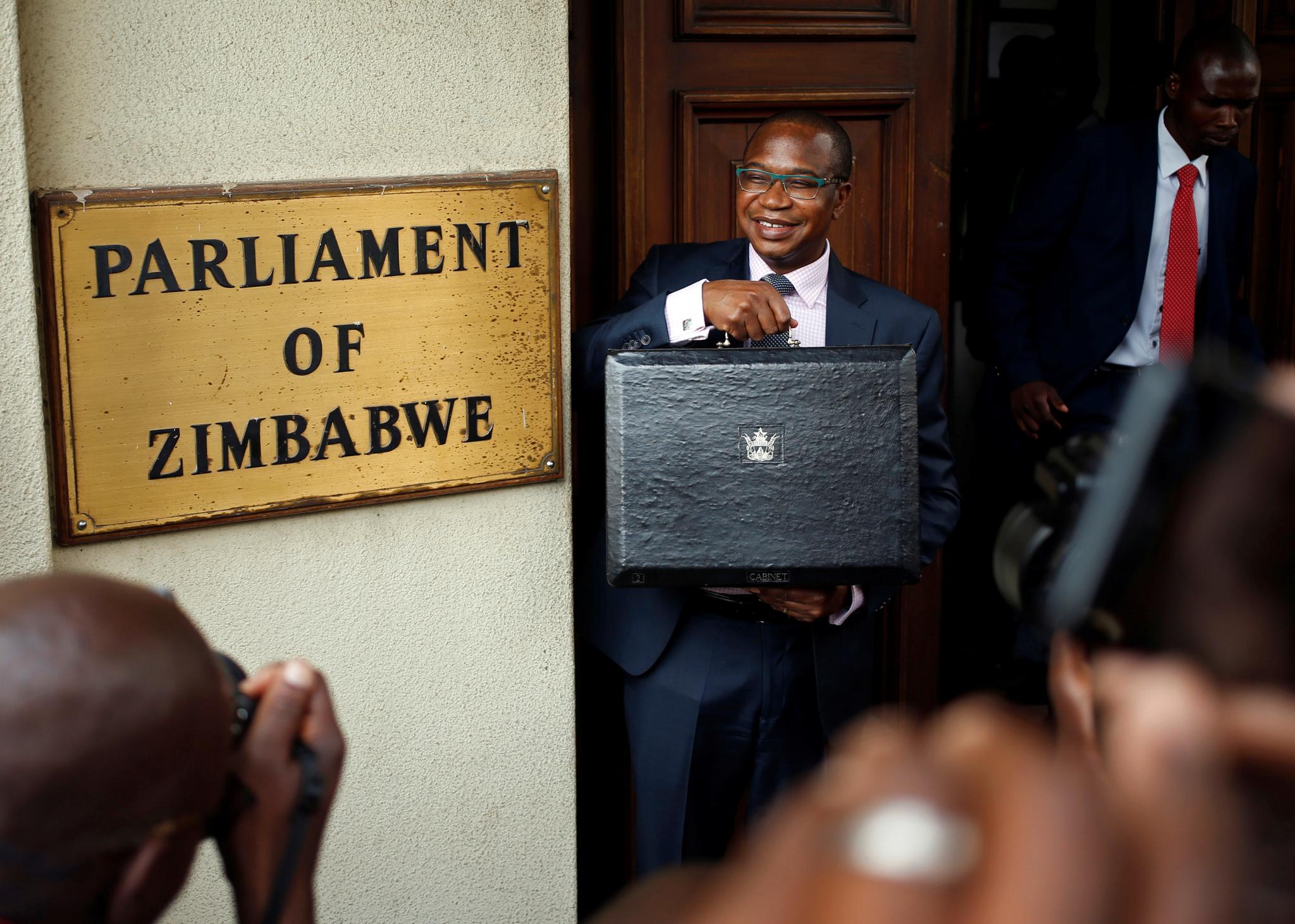 Finansminister Mthuli Ncube ankommer parlamentet torsdag med sin budsjettkoffert.