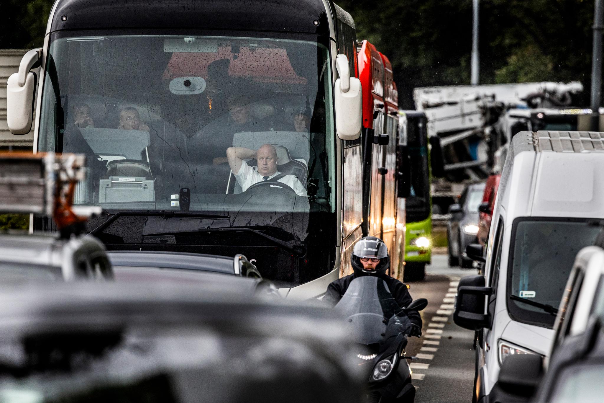 Busser og biler i kø på avkjøring til Skøyen 
