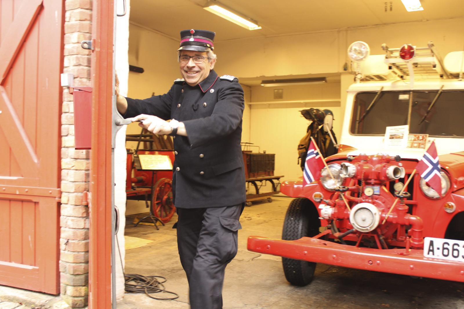 Helge Espen Viken viser stolt frem Willys Overland, en av museets brannbiler, som var i drift frem til 1962. 