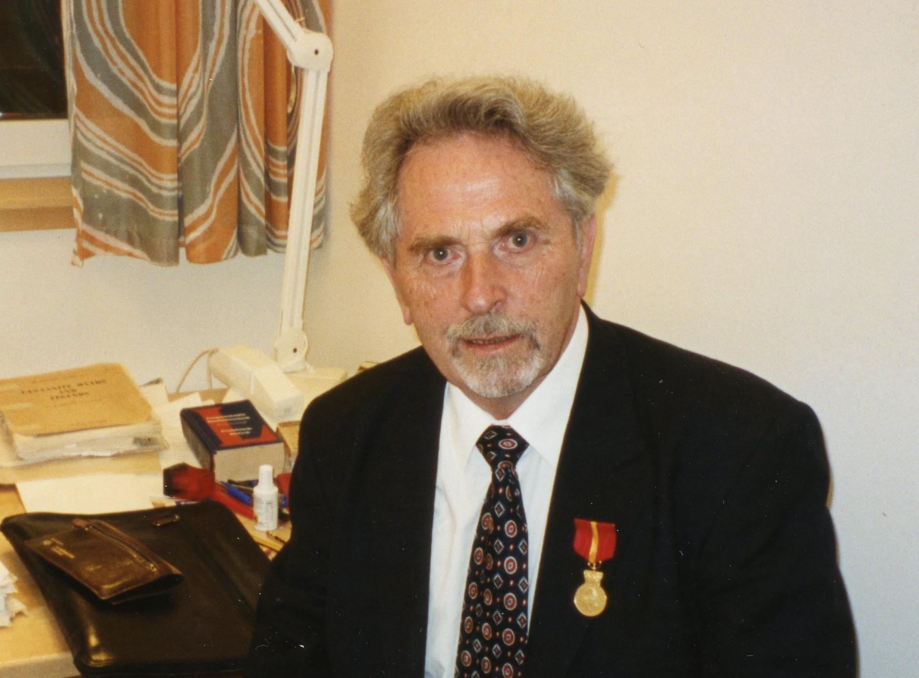 Kjell Aartun i 2001 med kongens gull på dressjakka.