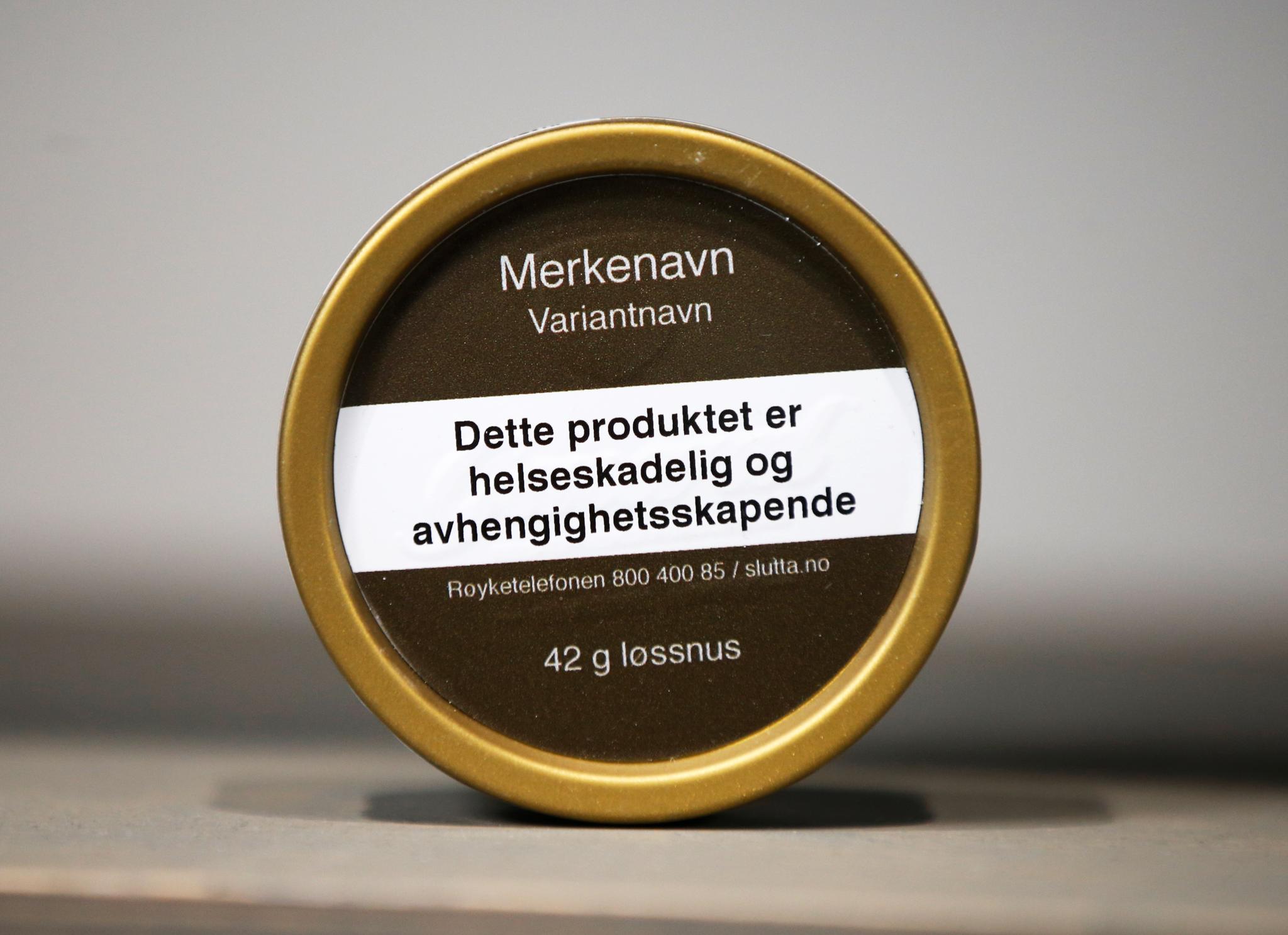 Slik ønsker helsemyndighetene at en snusboks skal se ut fra neste år. Snusgiganten Swedish Match har nå anlagt sak om Staten for å hindre at påbudet om nøytral emballasje blir innført neste år. Selskapet mener det kommer i strid med EØS-lovgivningen. 