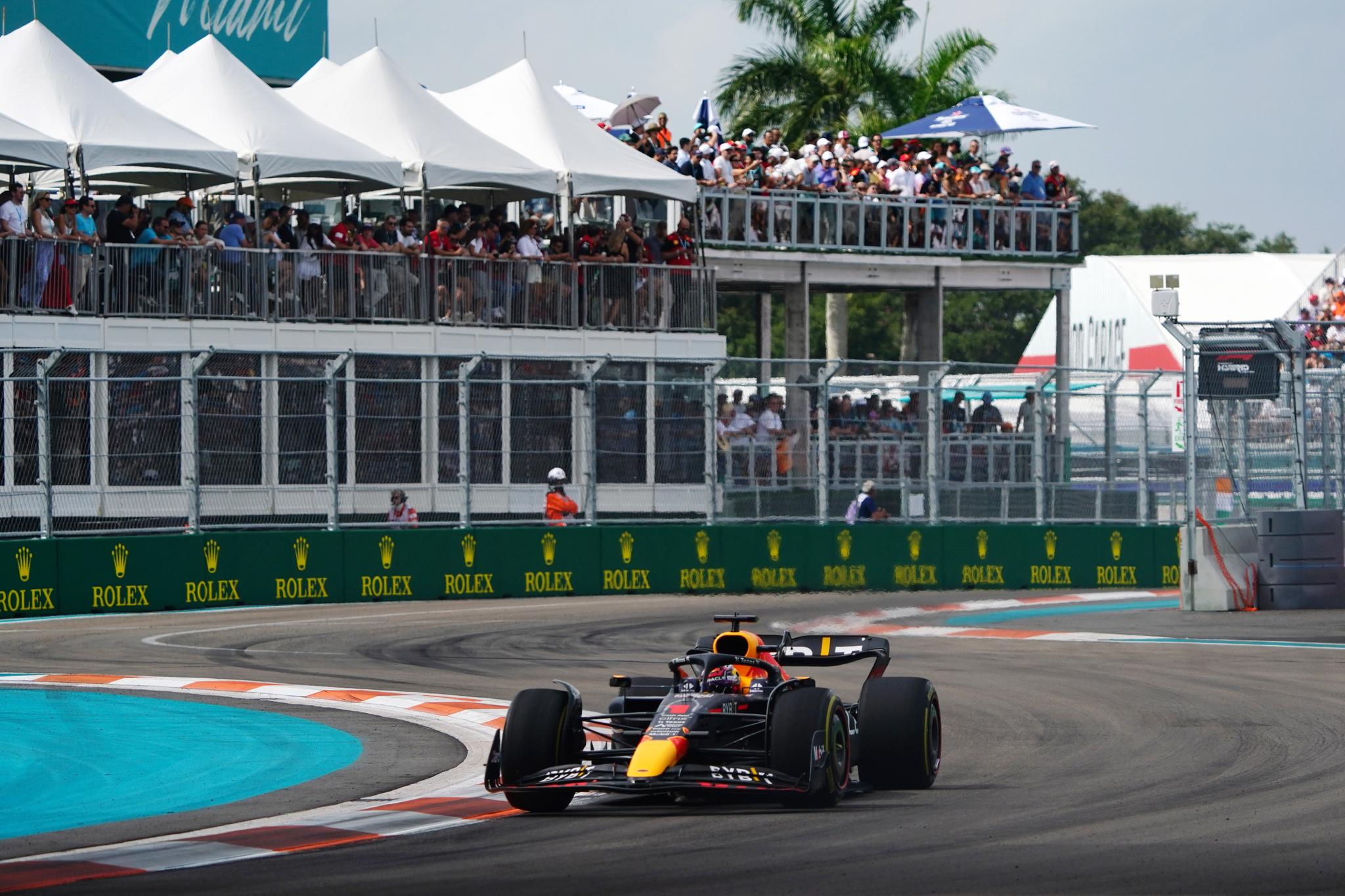 Det var stor stemning da Formel 1-sirkuset for første gang kom til Miami søndag. Her fører Max Verstappen an feltet.