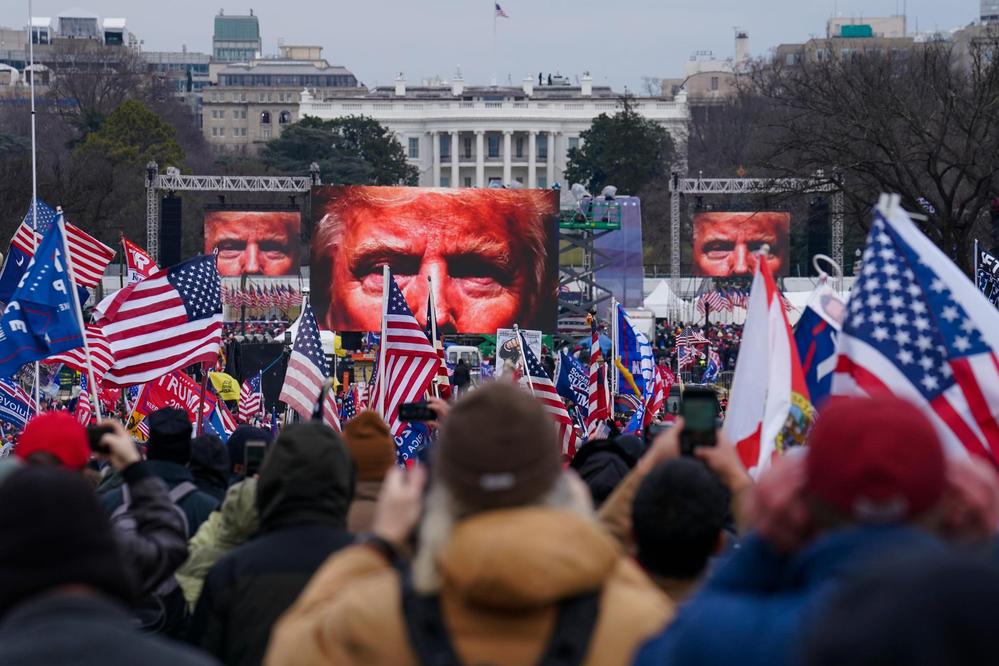Trump-supportere foran Det hvite hus før noen av dem, etter å ha hørt en tale av Donald Trump, stormet Kongressen.