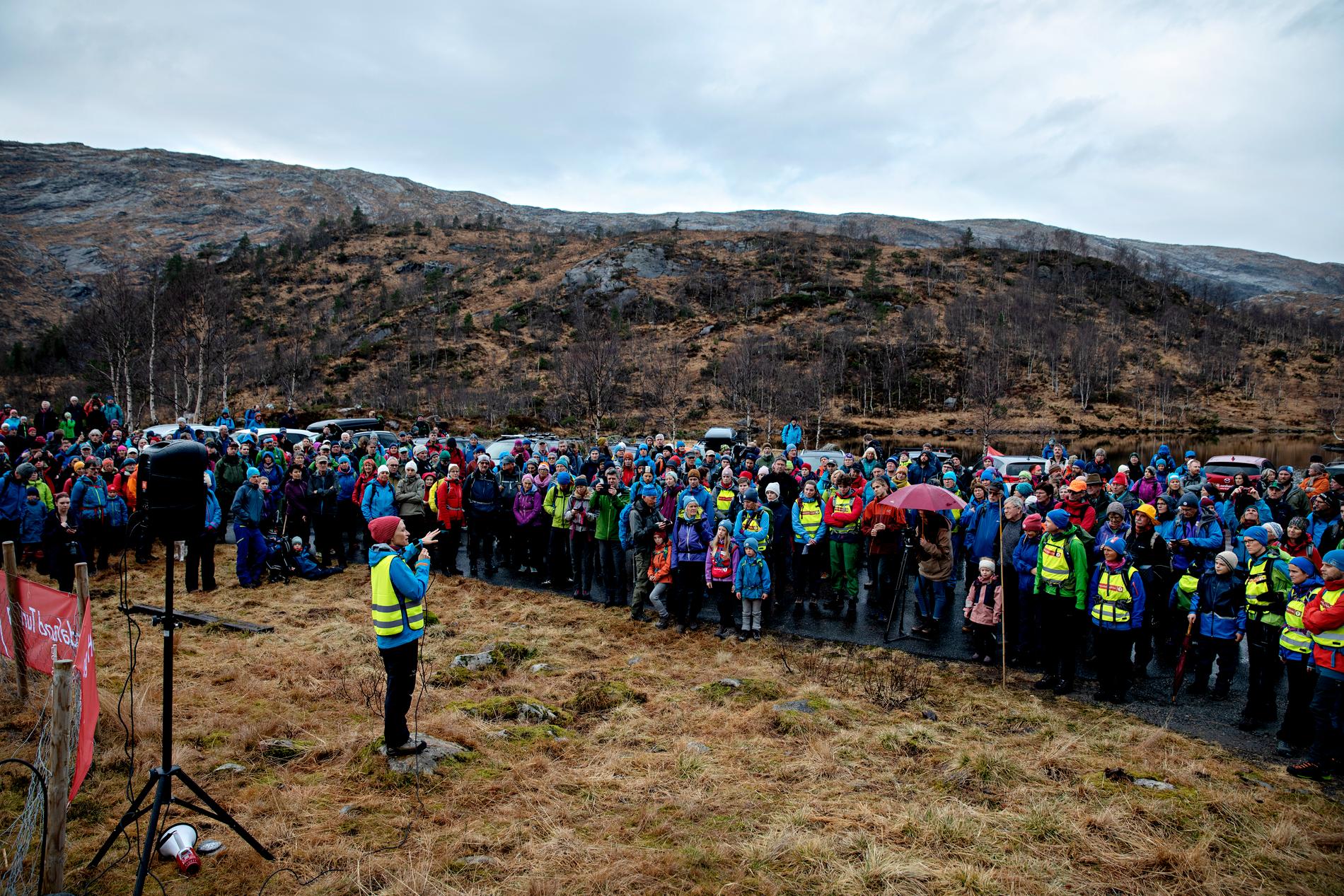 ENGASJERER: Mer enn 500 personer deltok i en marsj mot vindkraftutbygging i Stølsheimen i fjor høst. Nå er mesteparten av dette fjellområdet tatt ut av vindkraftplanen, men flere av nabofjellene i Lindås og Masfjorden er fortsatt inne.