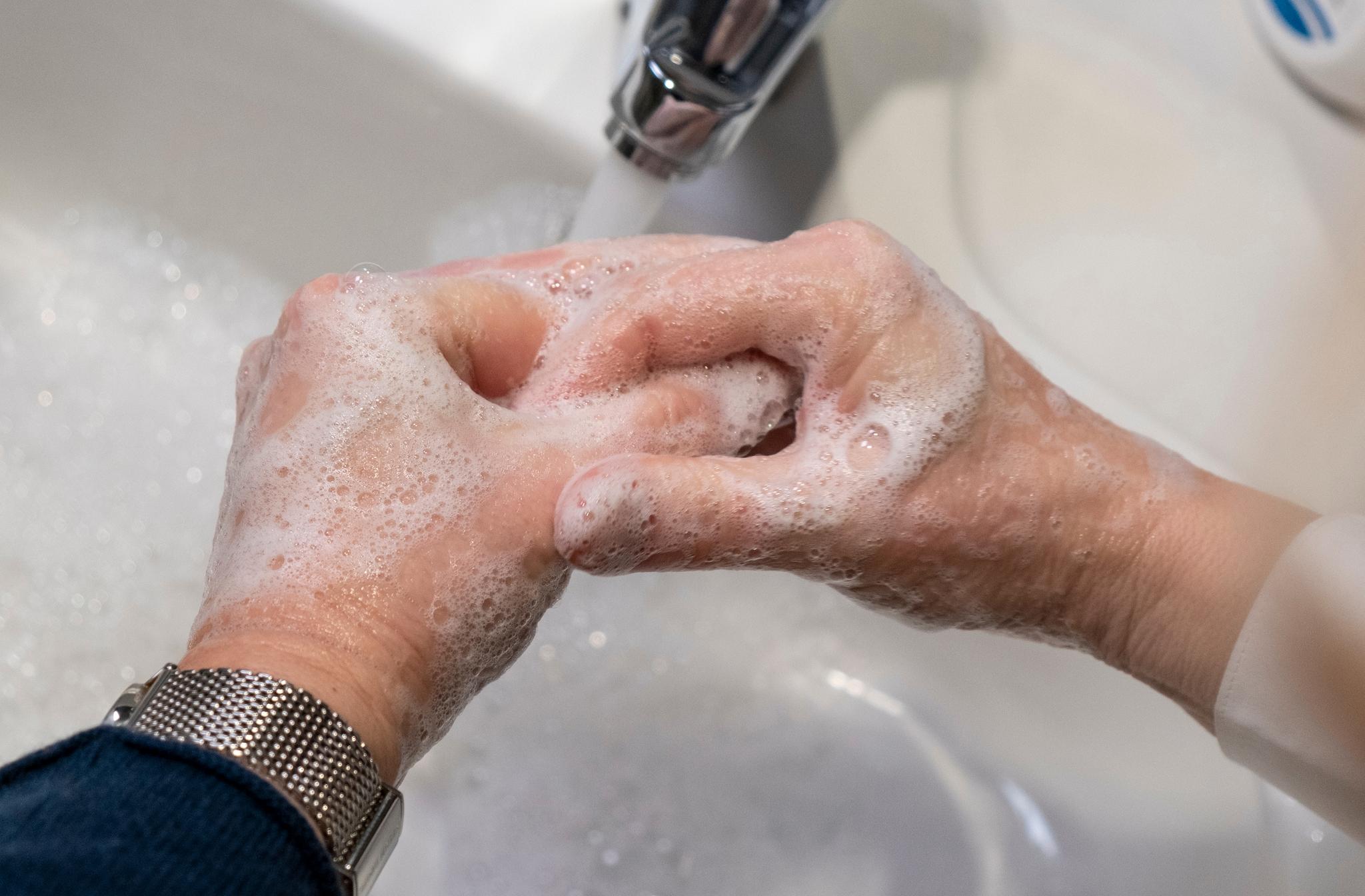 Vasker du hendene med såpe, er du med på en viktig nanokrigføring mot koronaviruset, skriver innleggsforfatterne.
