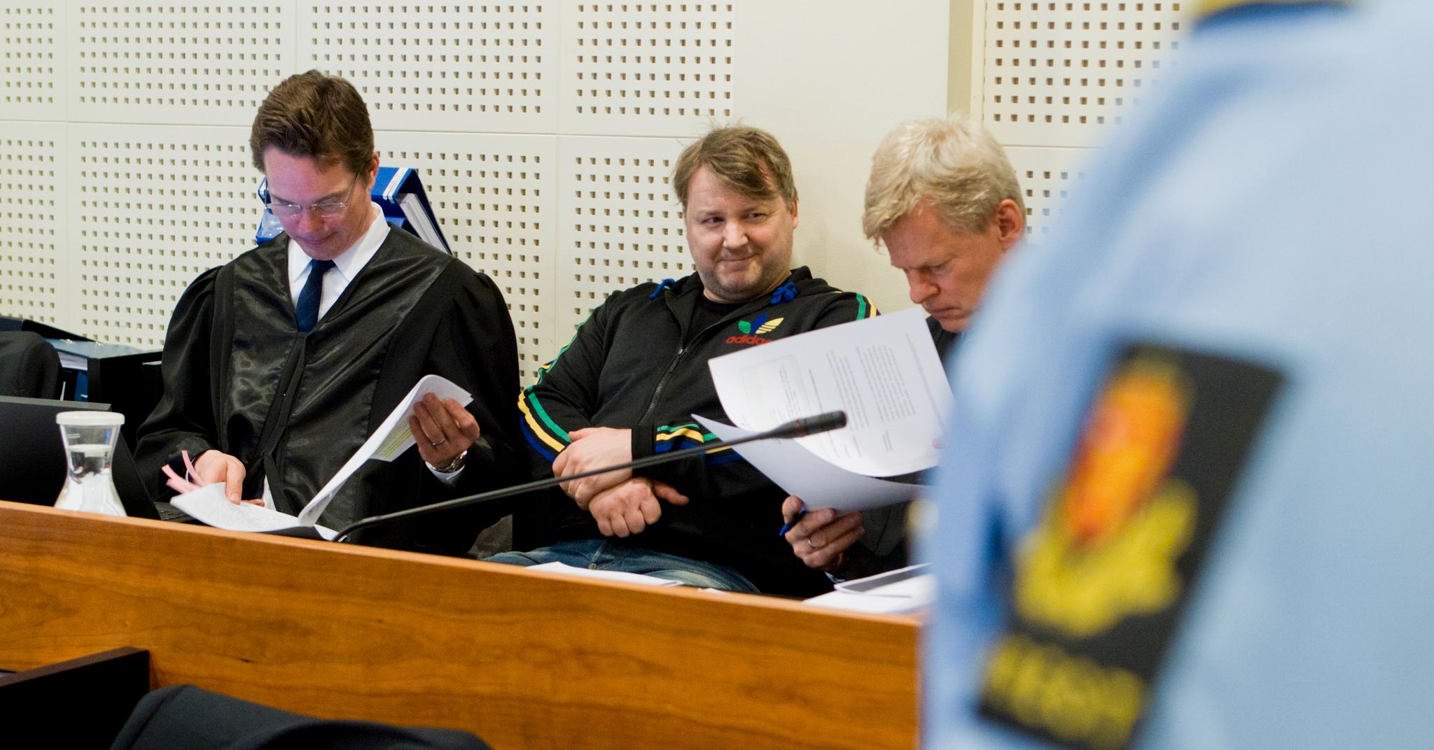 Dobbeltdrapsdømte Stig Millehaugen (i midten) under rettssaken mot ham i 2012. Nå har han skrevet bok i fengsel. 