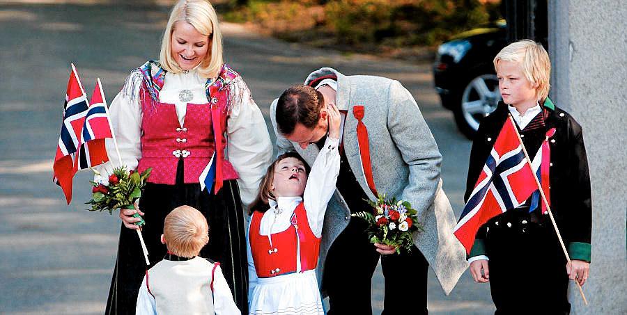 Kronprinsfamilien i Asker-bunader, Marius i bunad fra Vest-Agder. FOTO: SCANPIX
