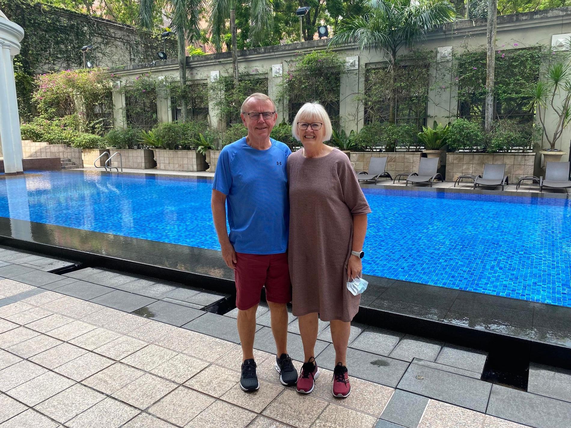  Anne Tove og Thor Magne Larsen trives i Singapore. 17. mai blir feiret i minst 30 graders varme - og kanskje en dukkert utover ettermiddagen og kvelden. 