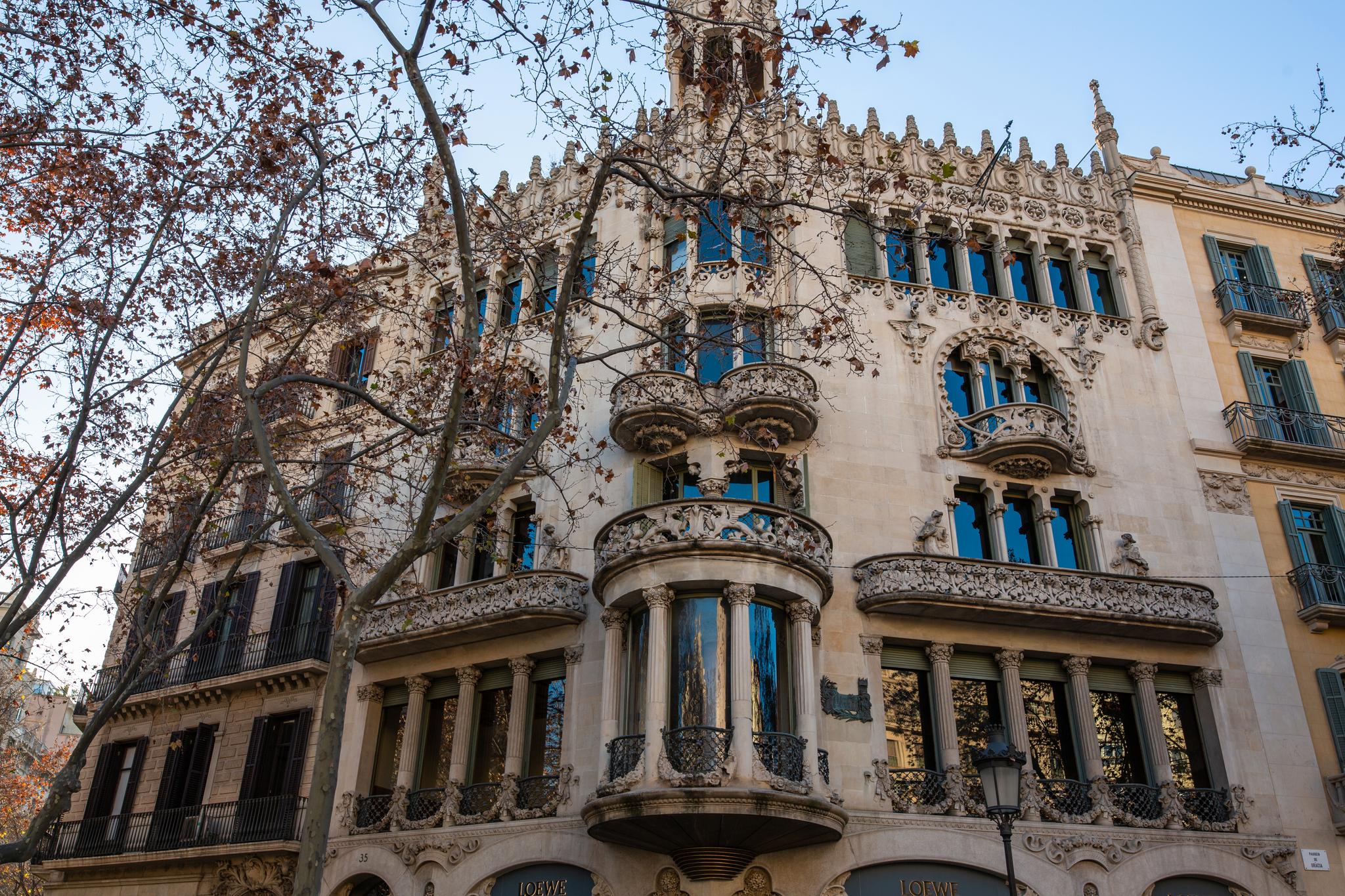 Montaners Casa Lleó Morera er én av flere viktige bygninger på den berømte «Illa de la Discòrdia», et kvartal som også huser bygninger av stjernearkitekter som Antoni Gaudí, Josep Puig i Cadafalch og Enric Sagnier.