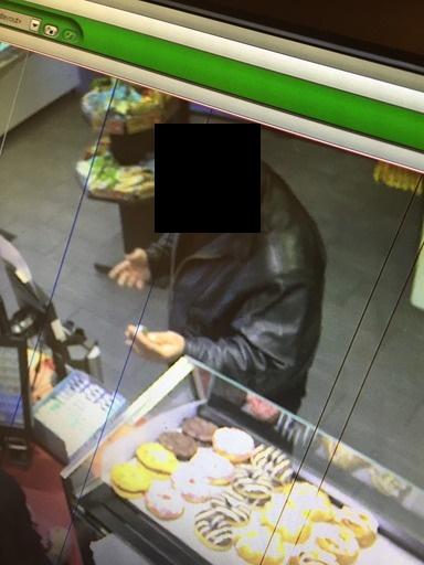 BETALER: Mannen (51) har erkjent straffskyld etter siktelsen, blant annet at han i denne butikken i Bergen lyktes i å betale med en falsk euroseddel. 51-åringen ble til slutt gjenkjent ut fra bilder og arrestert for pengefalsk.