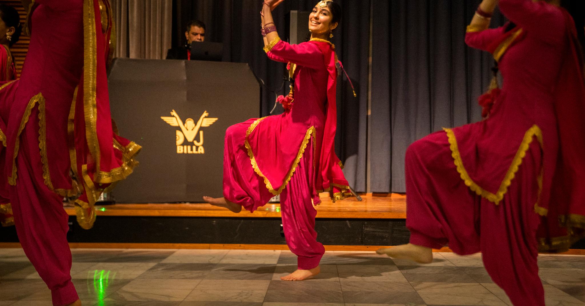 Dansegruppen Punjabi Vikings lagde Bollywood-stemning på Høyres hus fredag kveld. 