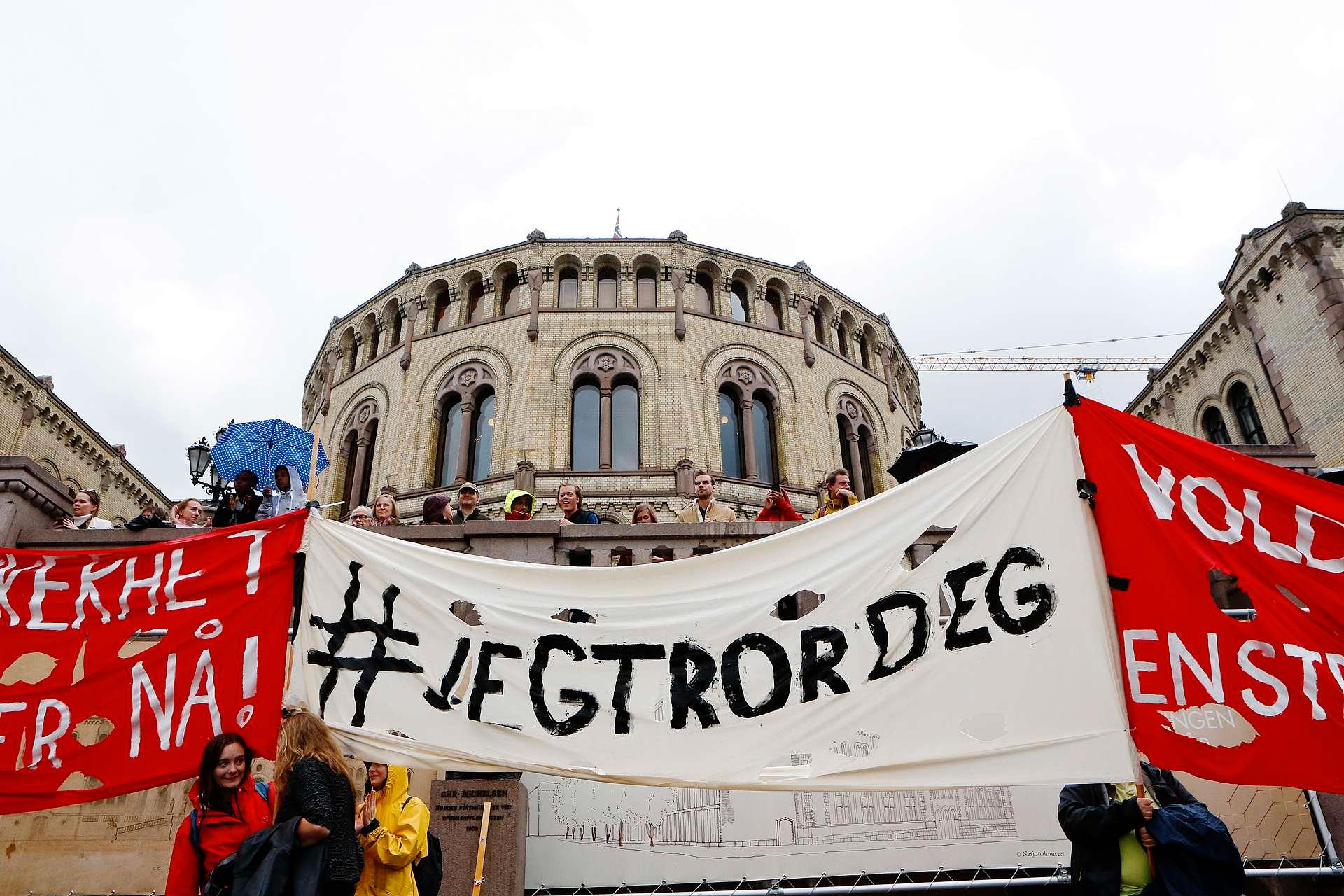 Mandag demonstrerte flere tusen mot rettsvesenets behandling av voldtektssaker etter at tre menn ble frikjent for en gjengvoldtekt i Hemsedal i 2014.