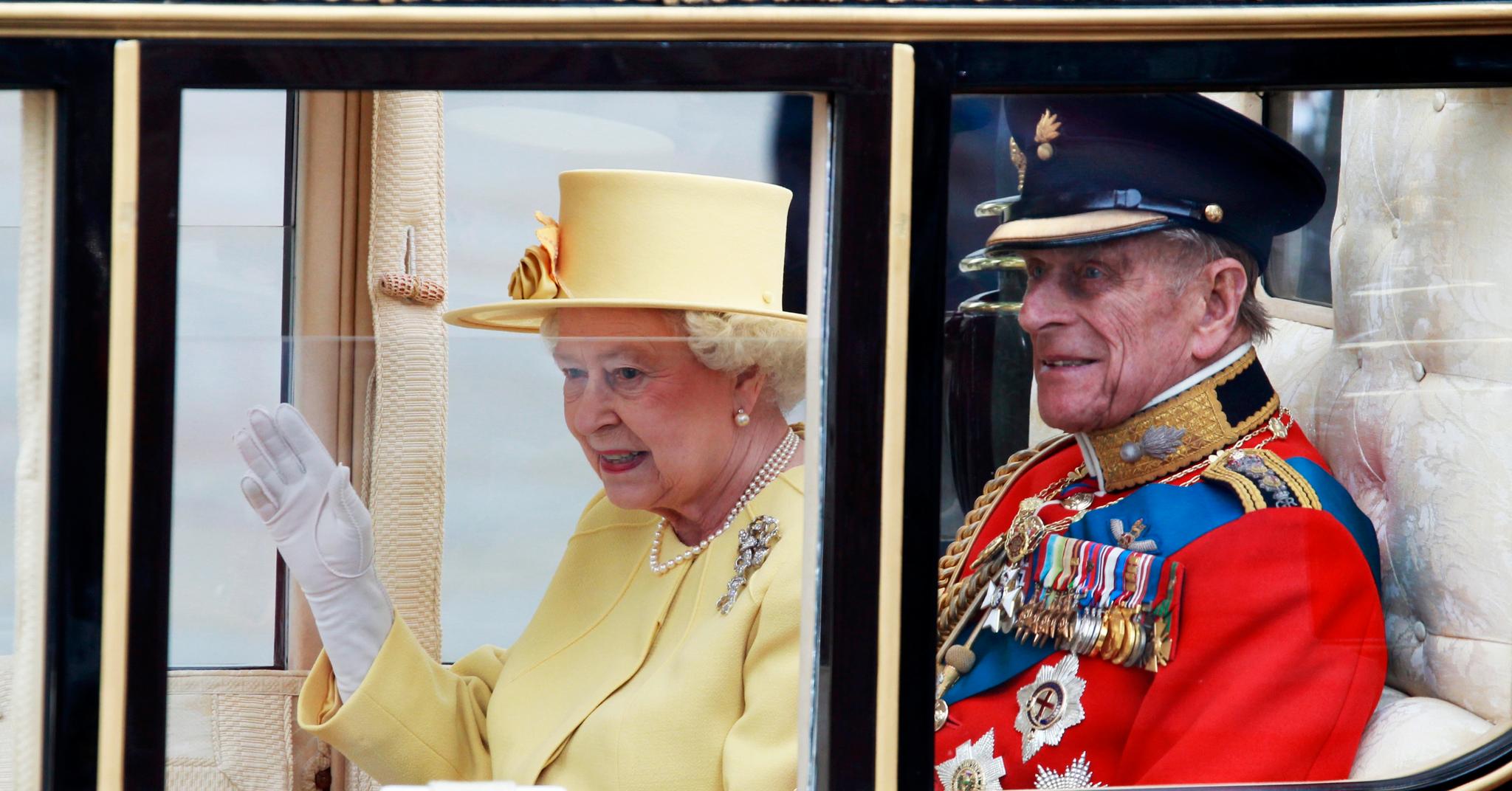Dronning Elizabeth II av Storbritannia og ektemannen hertugen av Edinburgh på vei fra Westminster Abbey i London i forbindelse med bryllupet mellom prins William og Kate Middleton. Foto: Lise Åserud / Scanpix
