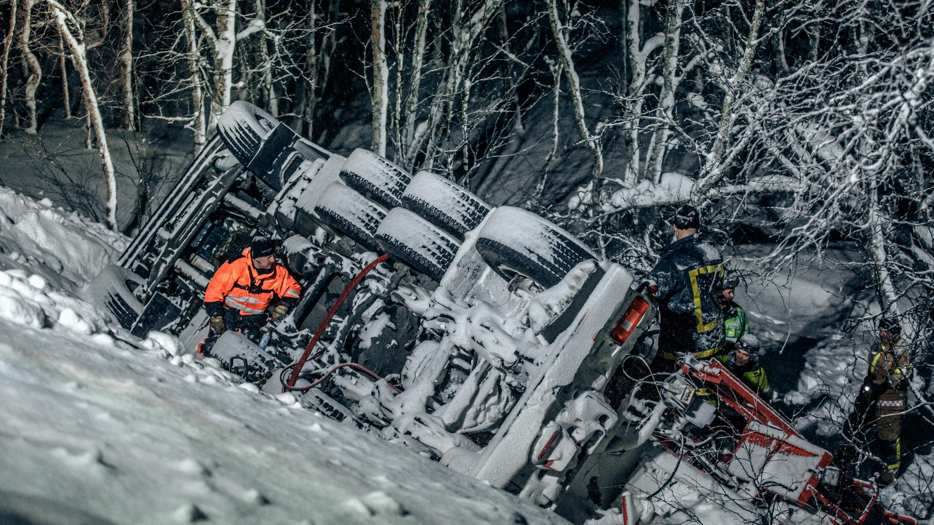 TØFFE FORHOLD: Jo Roger Blengsli frå Overhalla er ein av bilbergarane som gjennom vintersesongen har med seg produksjonsselskapet til «Ice Road Rescue».  