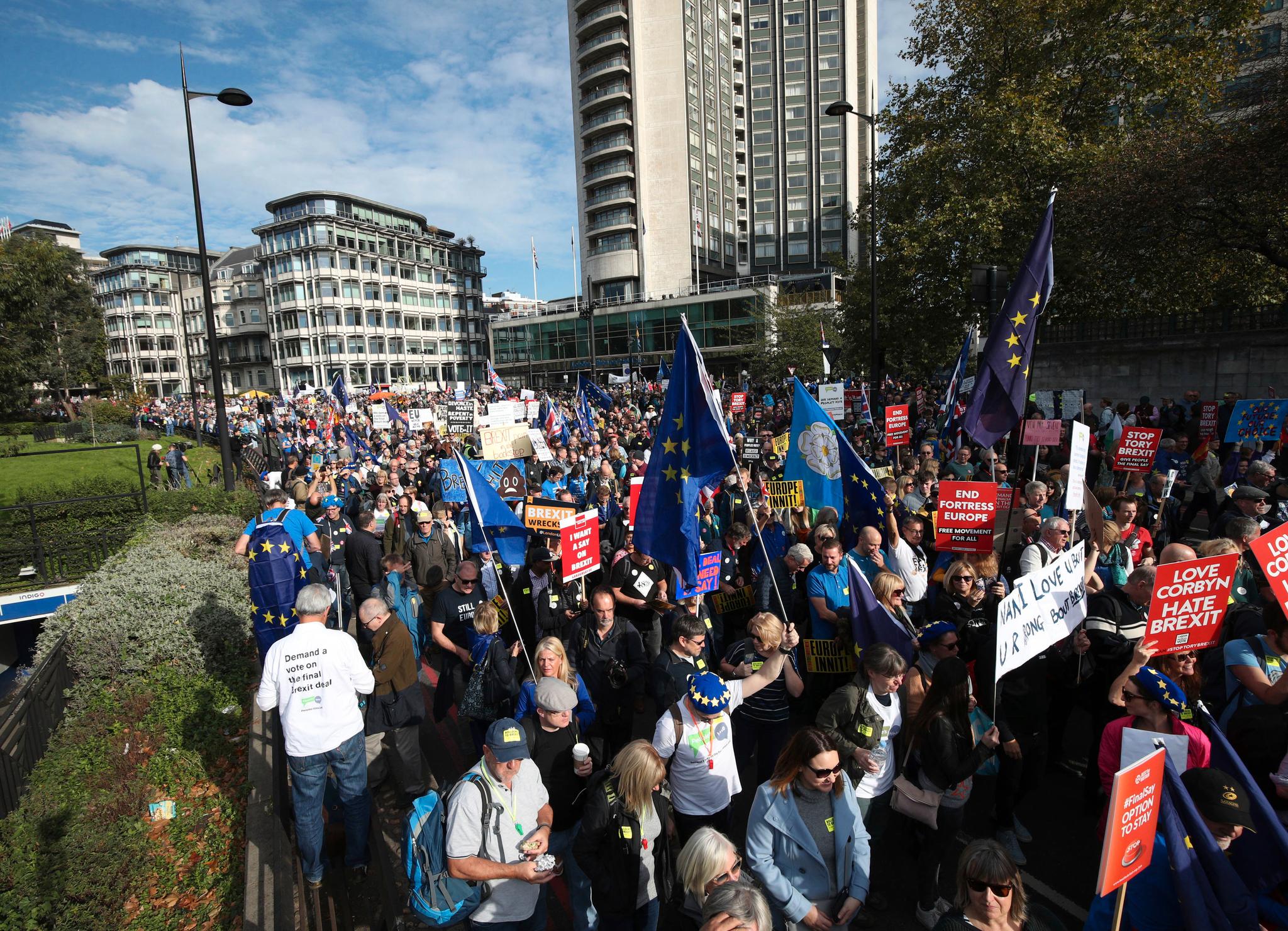 Hundretusenvis av demonstranter marsjerte i sentrum av London lørdag med krav om at det må holdes en ny folkeavstemning om brexit.