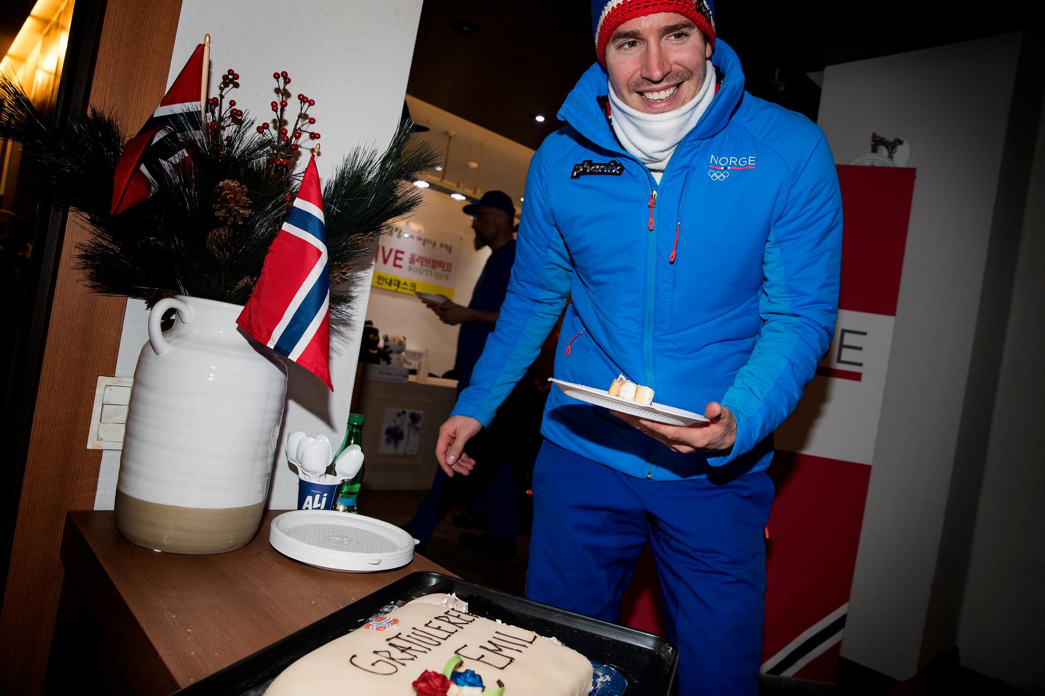 KAKEMOMS: Hegle Svendsen gledet seg til kake etter bronsemedaljen på fellesstarten. Heldigvis for han fikk han det som han ønsket.