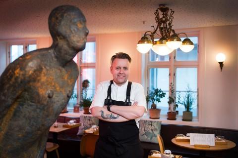 Kjøkkensjef ved Re-Naa, Sven Erik Renaa, tror at han beholder Michelin-stjerna. Samtidig spår han at Stavanger får en ny Michelin-restaurant.