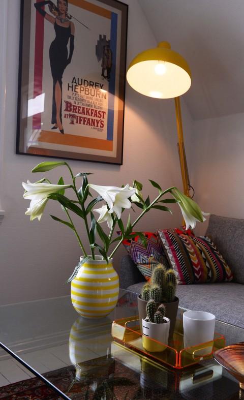 Den gule lampen fra Kremmerhuset var det første paret kjøpte til leiligheten. Audrey Hepburn-plakaten er kjøpt i en platebutikk i Bergen.