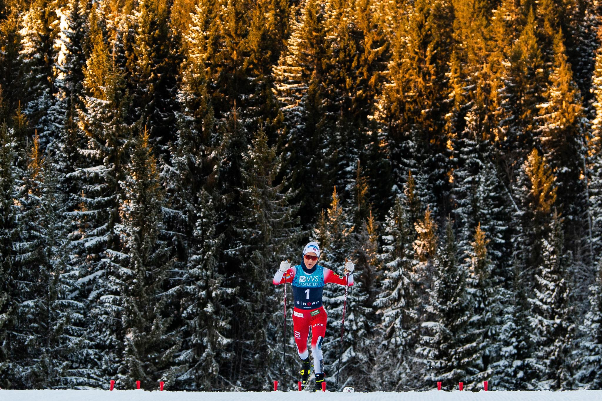 Løperne så Therese Johaug på start. Hun stakk med en gang på 15 km skiathlon i Granåsen. Resten av løpet gikk hun alene i front. 