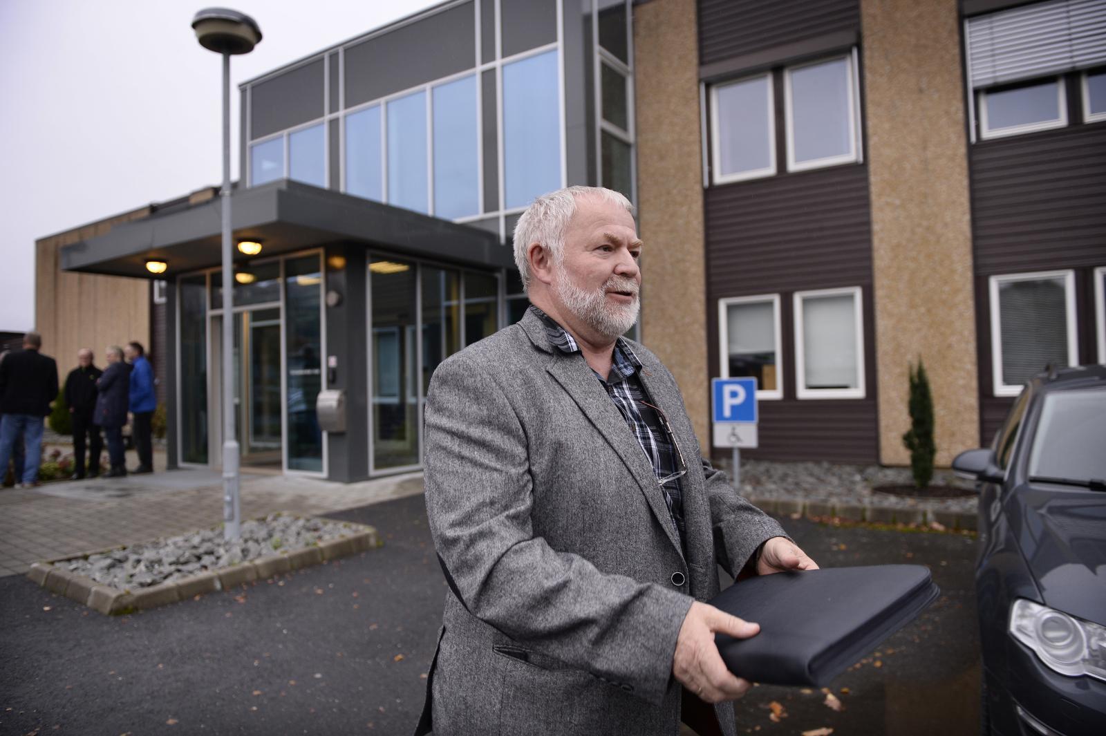 Magne Vaule utenfor rådhuset i Vikeså etter utsettelsen av mistillitsforslaget mot kontrollutvalget, og i realiteten mot ham, 22. oktober i år. 