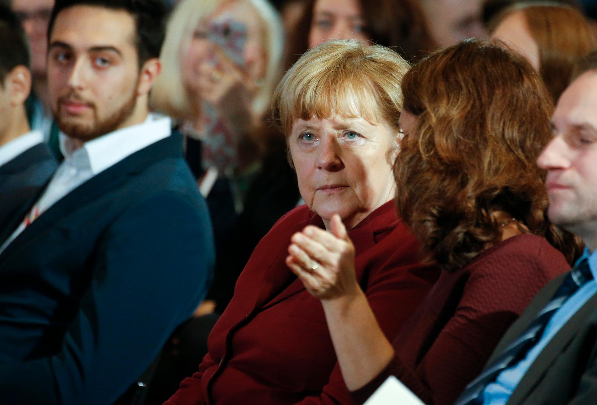 Her får Angela Merkel beskjed om hva som har skjedd, ifølge nyhetsbyrået Reuters.