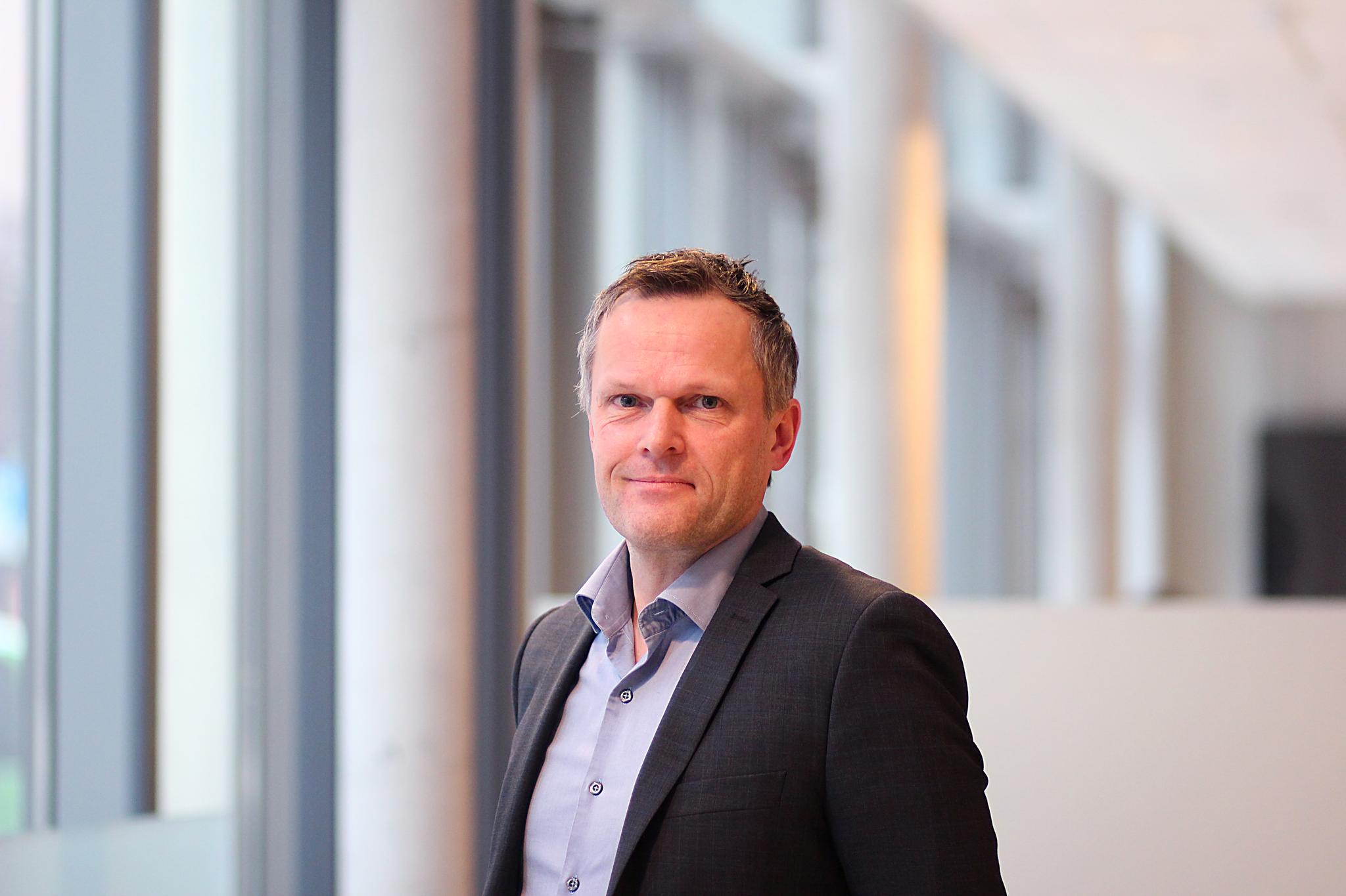 Kommersiell direktør Bjørn Wiik i bemanningsselskapet Adecco tror norsk serveringsbransje må strekke seg lenger for å skaffe ansatte fremover. Frynsegoder kan bli mer vanlig, mener han. 
