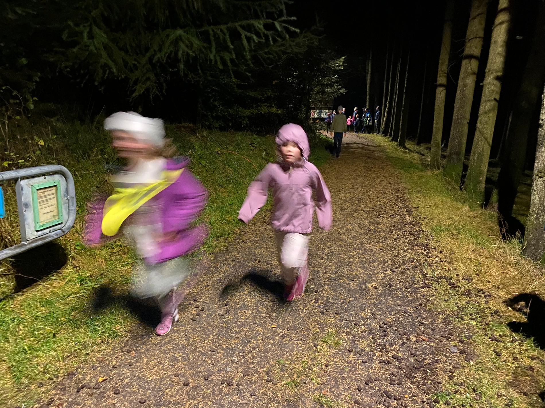 Futt og fart under barneløpet i Teigen, som markerte åpninga av lysløypa.