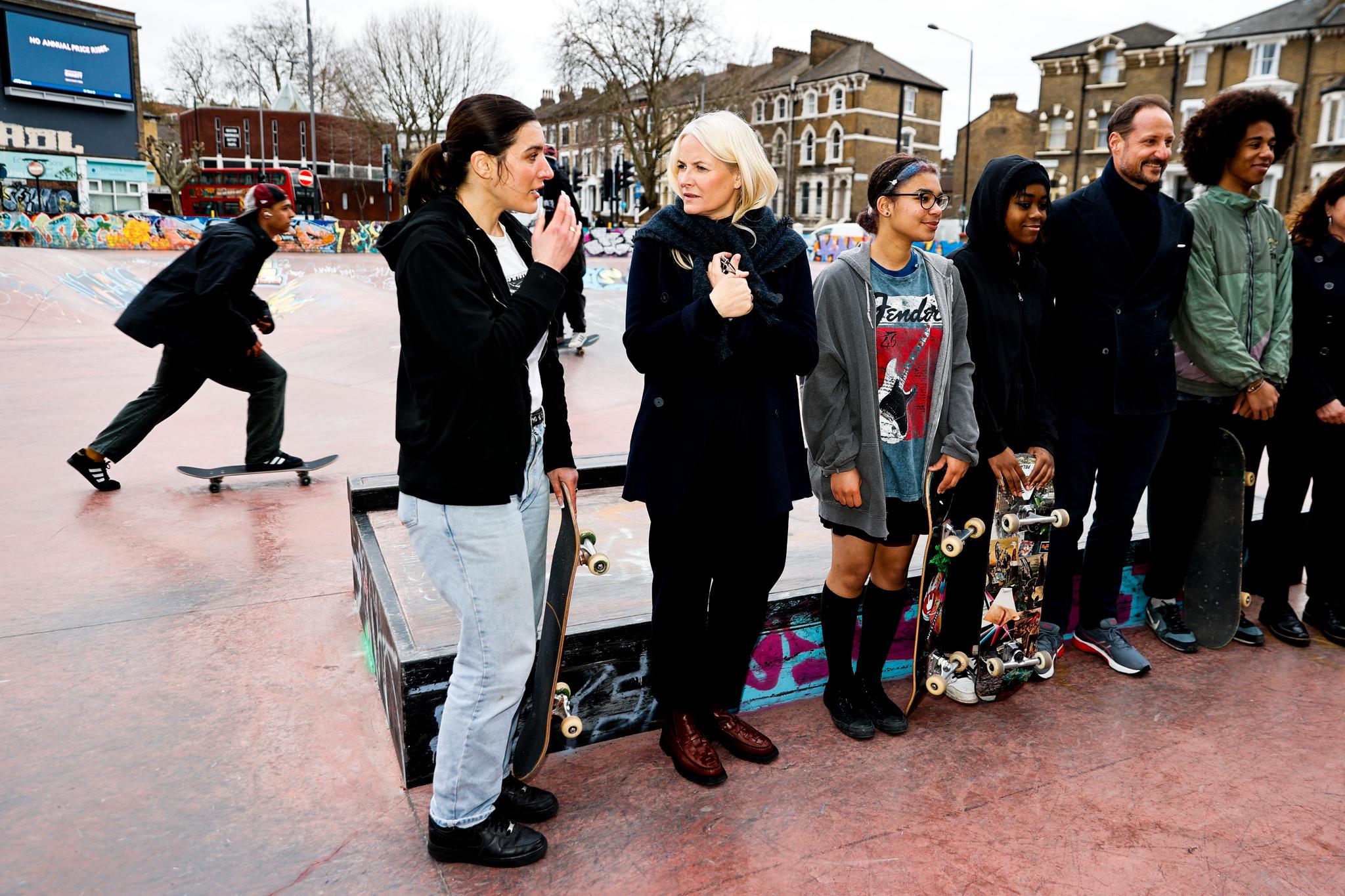 Daphne Greca (til venstre) forteller kronprinsesse Mette-Marit at skateparken har en viktig sosial funksjon. 