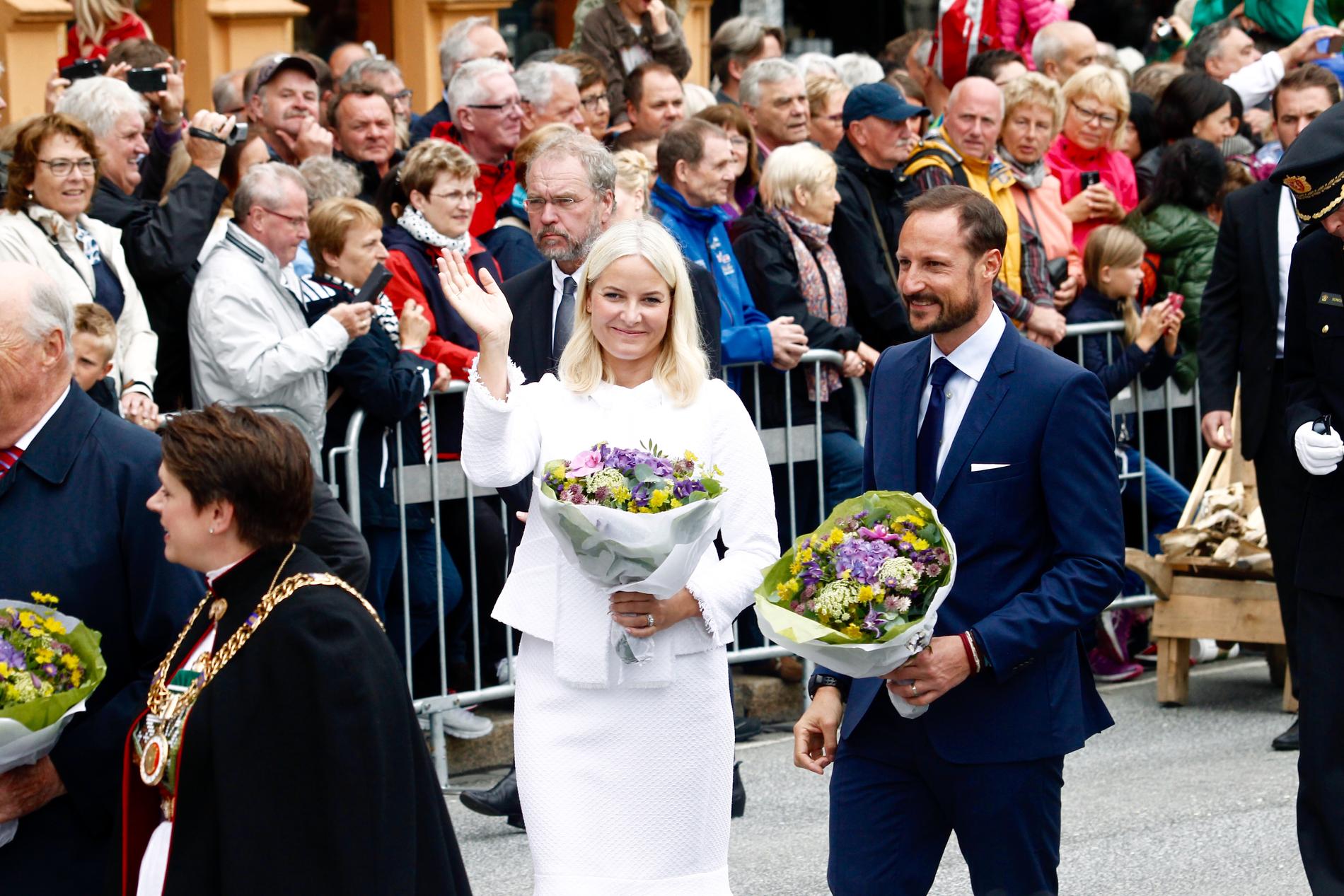 FOLKSOMT: Mange har møtt opp langs Bryggen for å ønske kongefamilien velkommen til Bergen.
