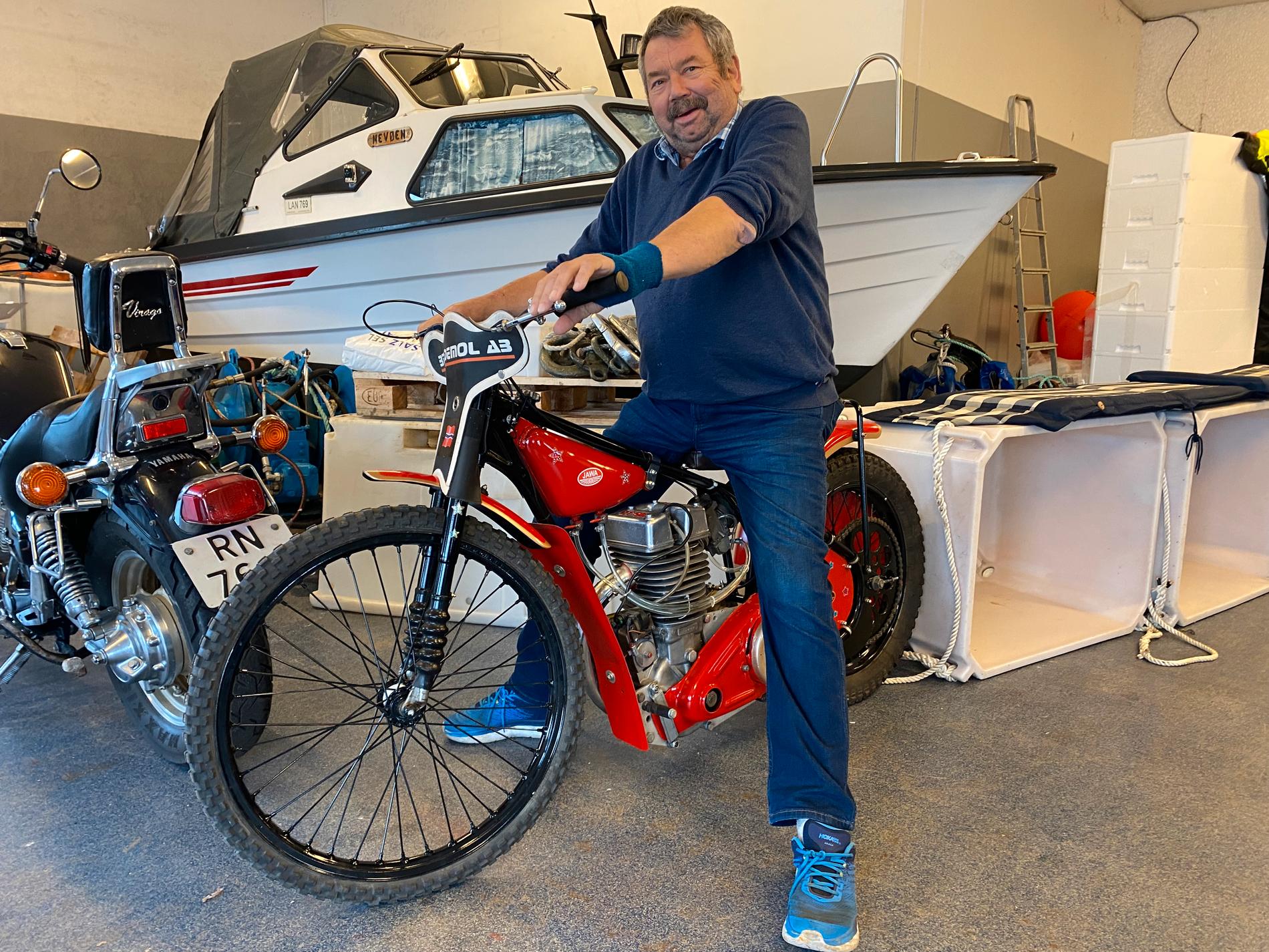 Tor Bernhard Harestad viser stolt fram den knallraude Java speedway-sykkelen sin.