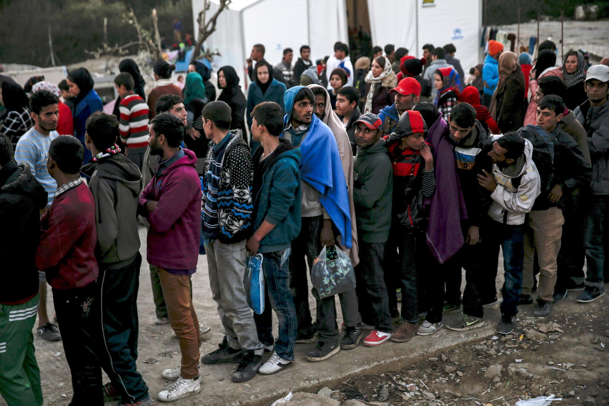 Flyktninger og migranter står i matkø i leiren Moria på den greske øya Lesbos.