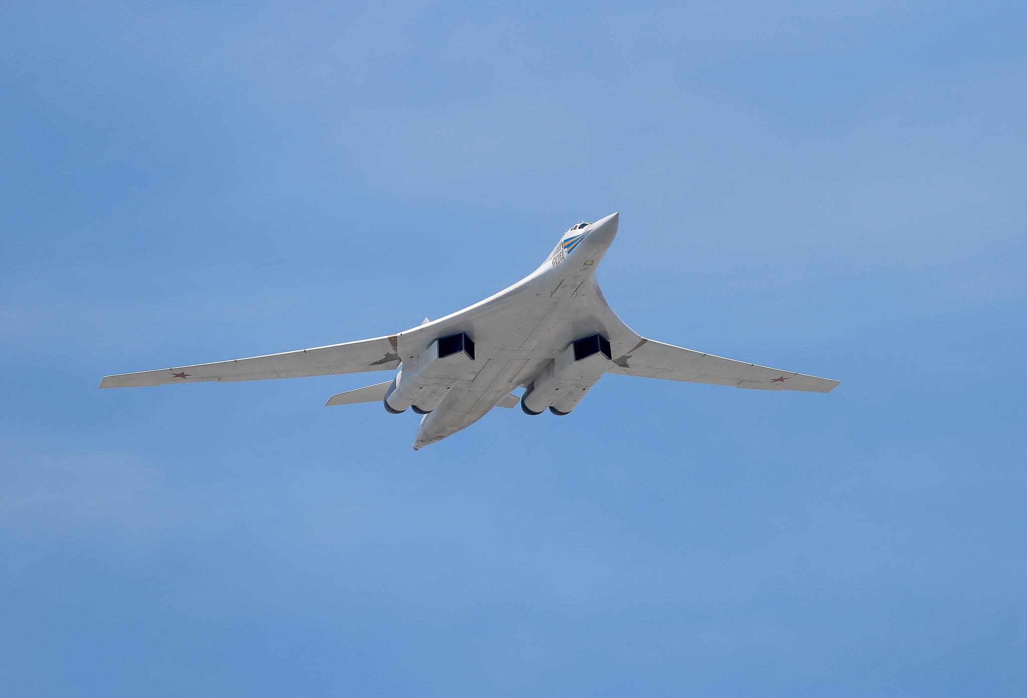 Tupolev Tu-160 er et strategisk bombefly med NATO-kallenavnet Blackjack. Det har en kapasitet for å frakte 40 tonn våpen.