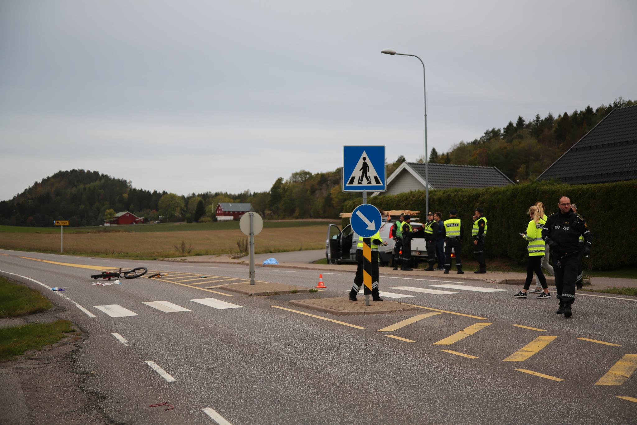  Syklisten ble påkjørt da han krysset i fotgjengerfeltet i Kirkeveien på Nøtterøy. Bilisten skal ha kommet kjørende i samme retning som syklisten sydover mot Tjøme.