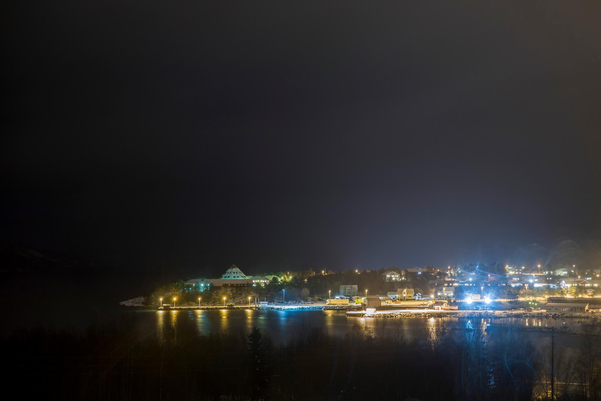 Kveldsbilde av tettstedet Drag i Tysfjord kommune hvor Arran lulesamiske senter ligger helt ytterste på odden mot havet. Tettstedet, med sitt lulesamiske miljø, er tett knyttet til den omfattende overgrepssaken hvor politiet har etterforsket over 120 overgrepssaker mot barn. 