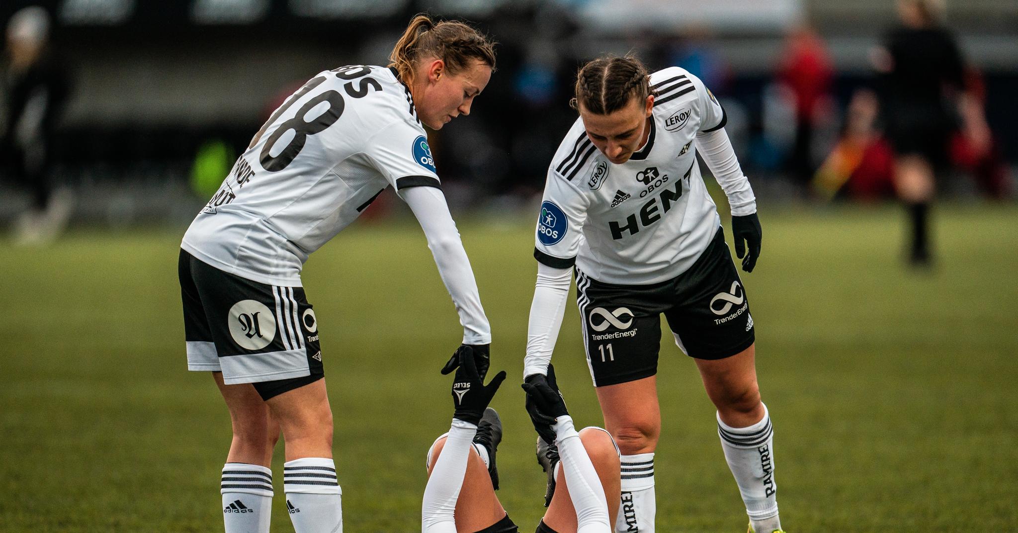 Kristine Minde (til v.) og Rosenborg spilte uavgjort hjemme mot Sandviken i nest siste runde, men Vålerenga tapte mot Lyn. Dermed har lagene like mange poeng før siste runde.