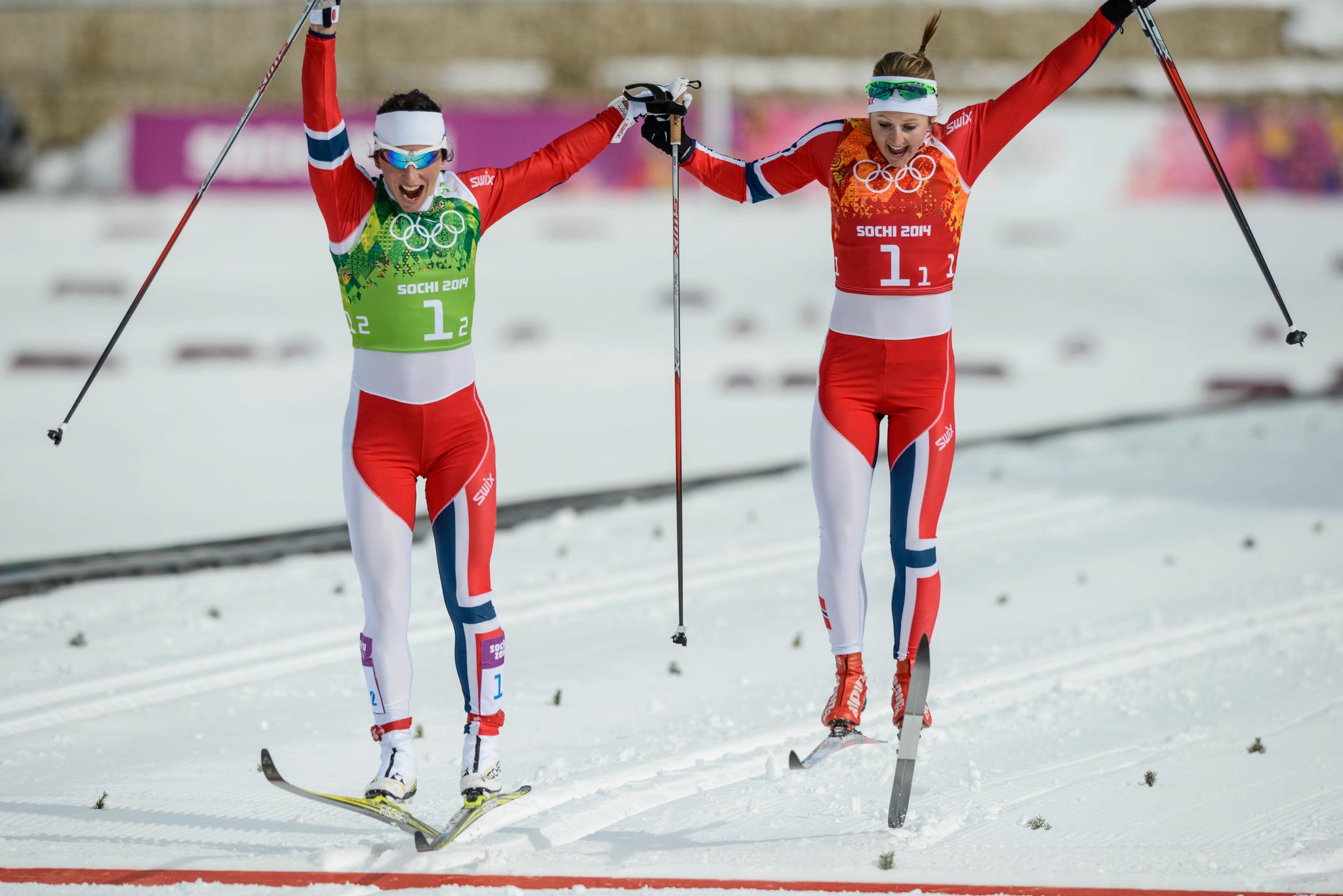 Marit Bjørgen og Ingvild Flugstad Østberg feirer gullet på lagsprinten under OL i Sotsji i 2014. 