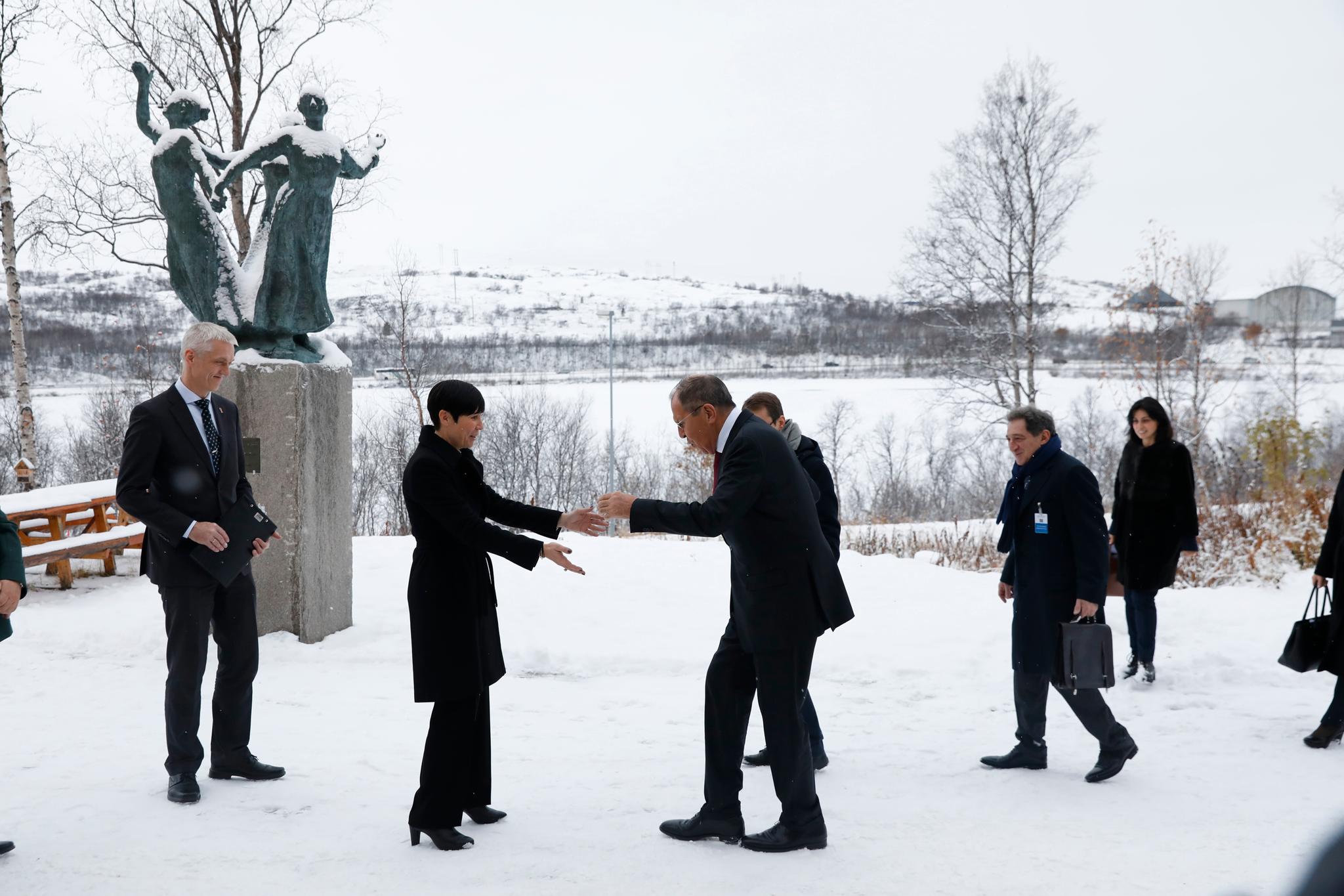 Den russiske utenriksministeren Sergej Lavrov hilser på sin norske kollega Ine Eriksen Søreide (H).