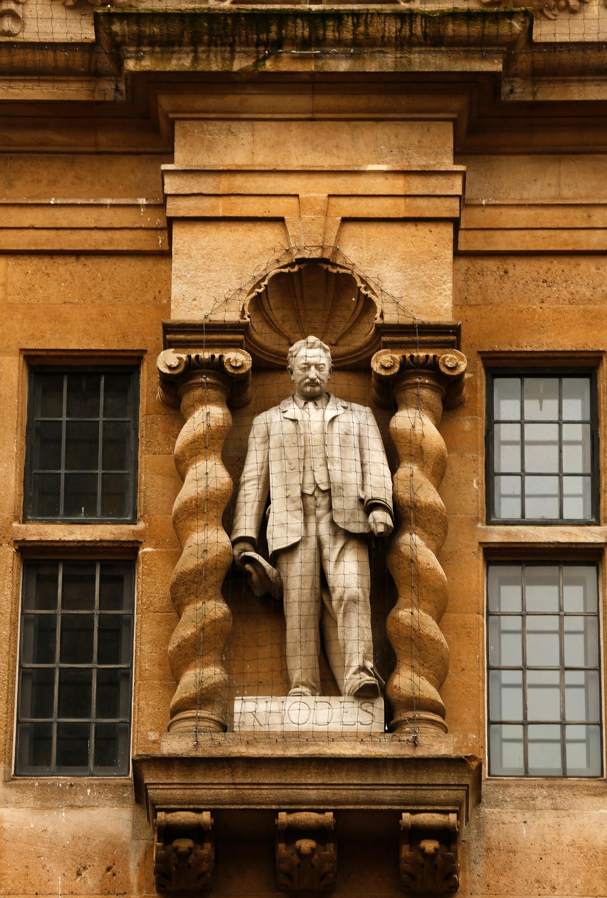 Cecil Rhodes-statue utenfor Oxford-universitetet. 