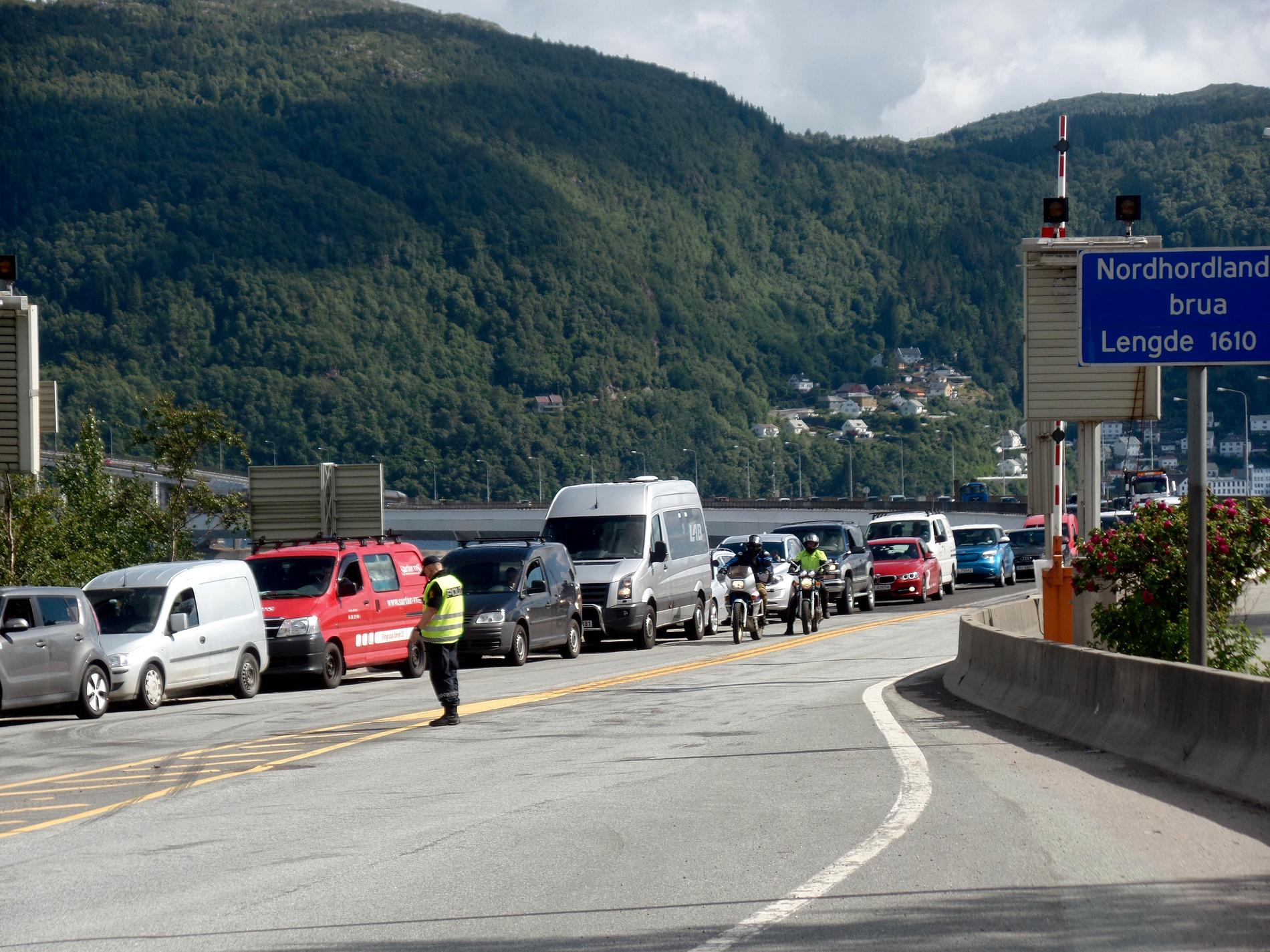 LANGE KØER: Trafikken ble stoppet ved 15.30-tiden. Det har gitt kilometerlange køer. Her står trafikken bom fast over Nordhordlandsbrua.  