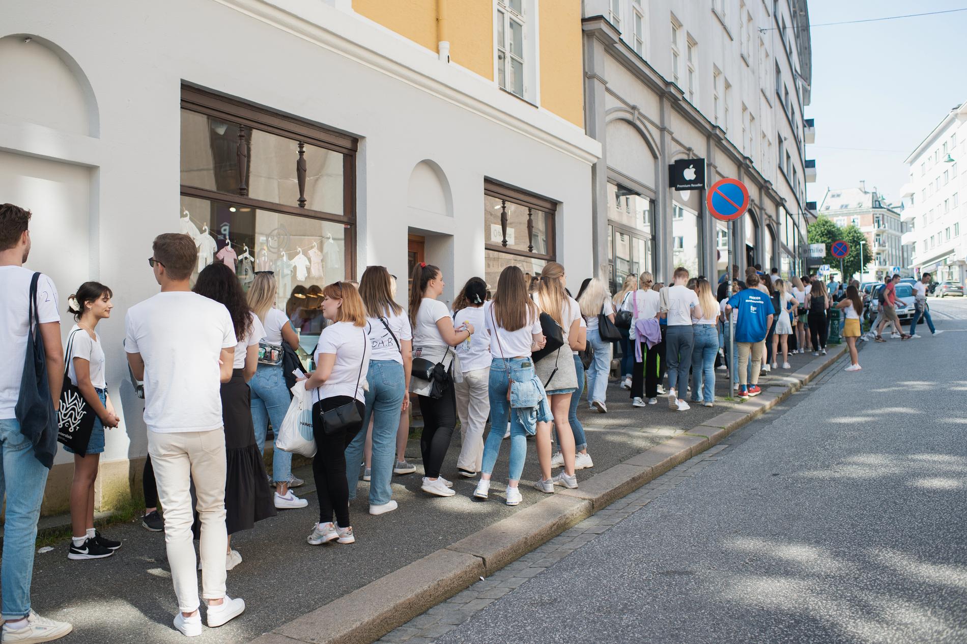 Mandag ettermiddag sto studentene i lange køer i Bergen sentrum i forbindelse med et rebusløp. 