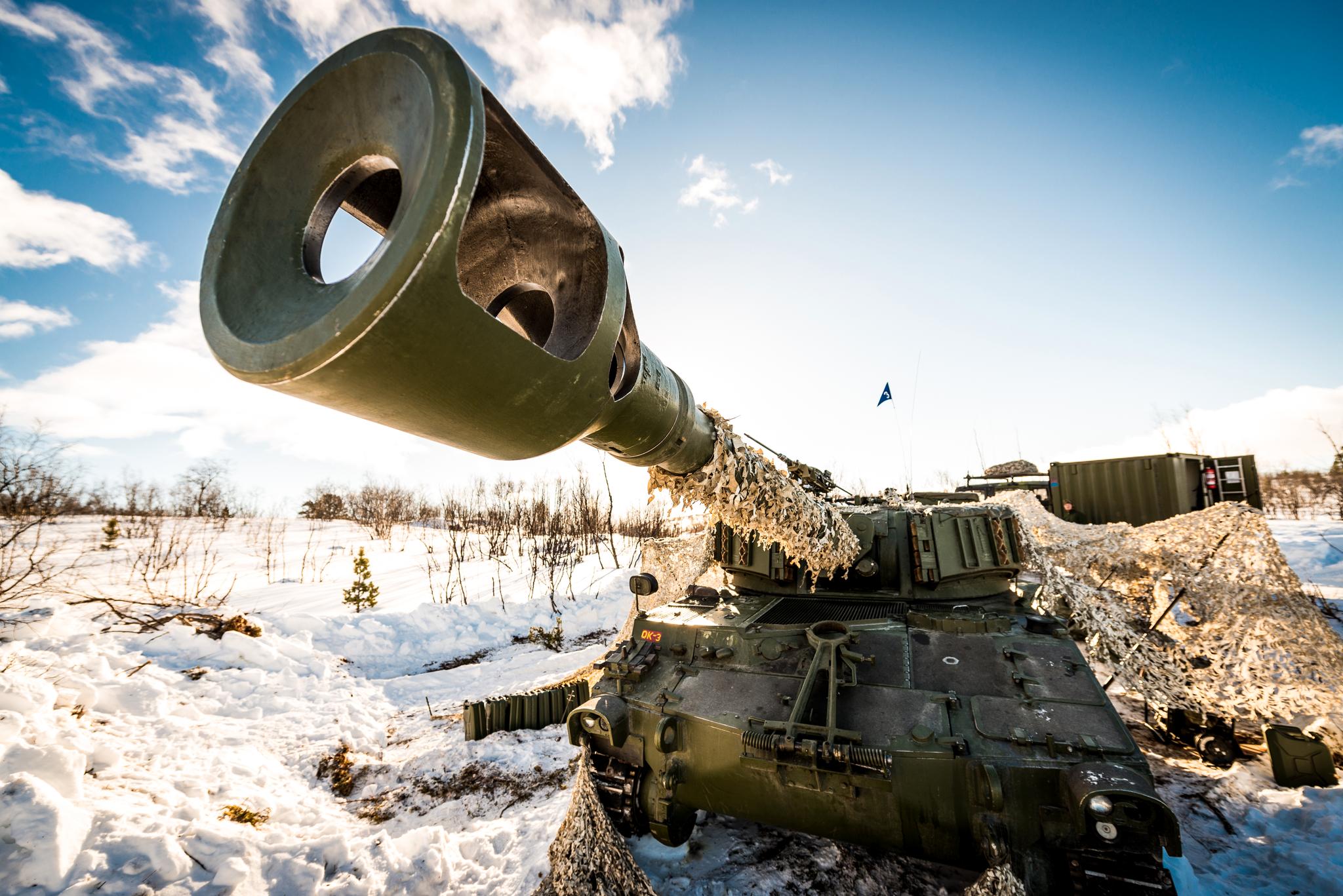 Forsvaret har i dag totalt 24 artillerivogner av typen M109. Nå bekrefter forsvarsminister Ine Eriksen Søreide (H) at regjeringen vil bevilge penger til nye vogner. 