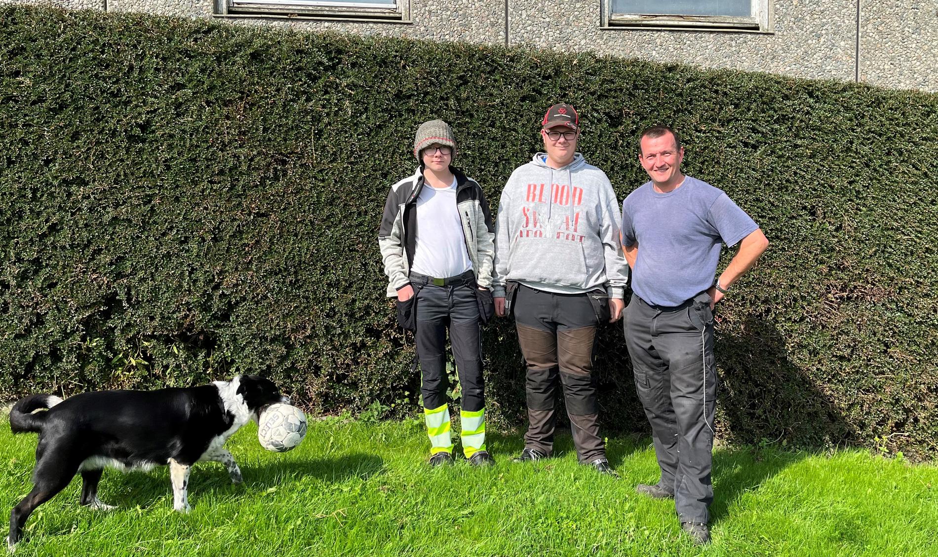Tor Martin Øvrebø, Holmar Bratland og Terje Øvrebø håpar at dei vil få på plass biogassanlegg på garden ved hjelp av tilskot frå kommunen.