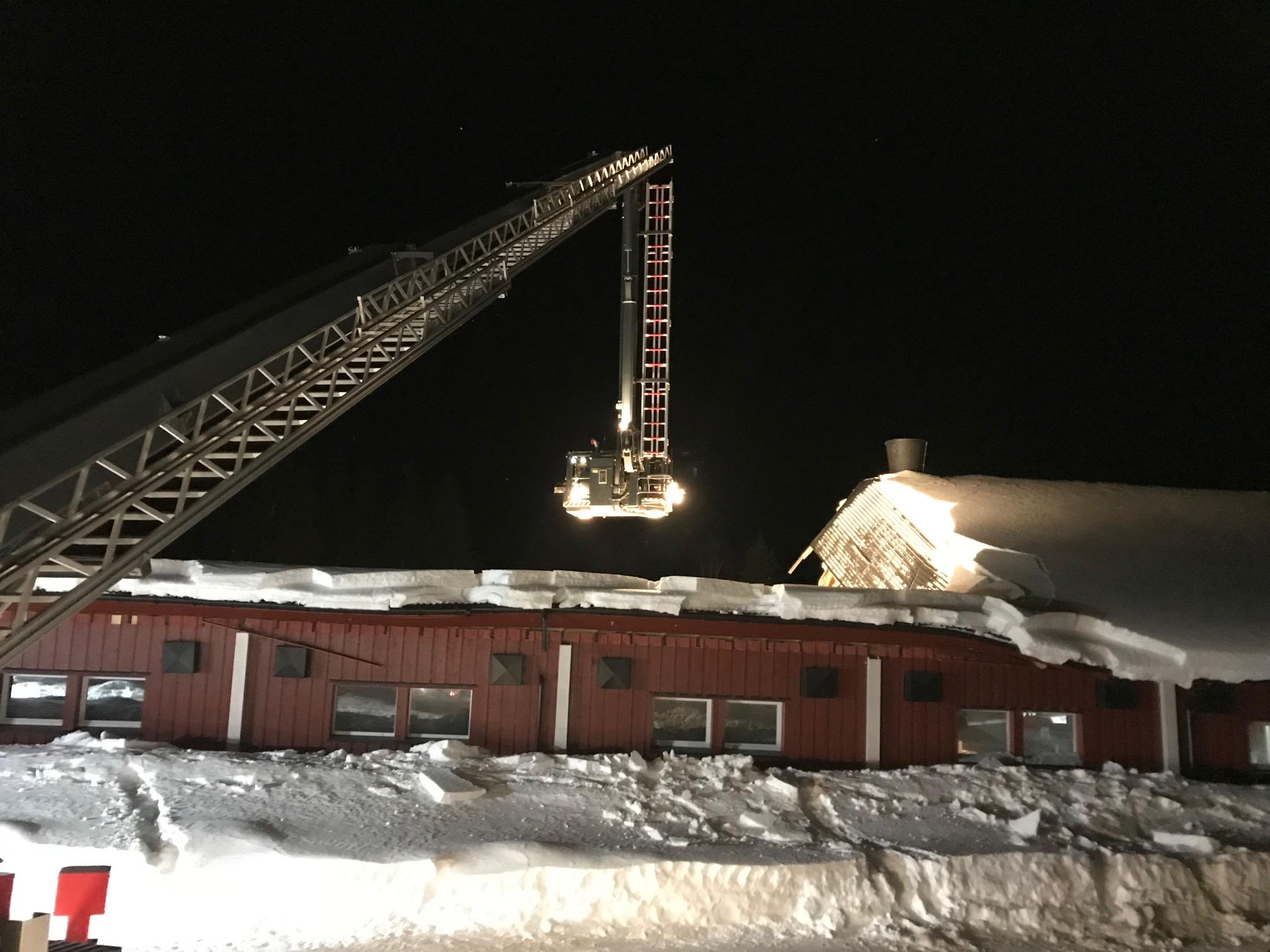 Taket på en driftsbygning med flere dyr kollapset i Åsmarka i Ringsaker kommune i Hedmark tirsdag kveld. Over 100 storfe skal befinne seg inne i bygningen, og det er uklart hvor mange som har overlevd.