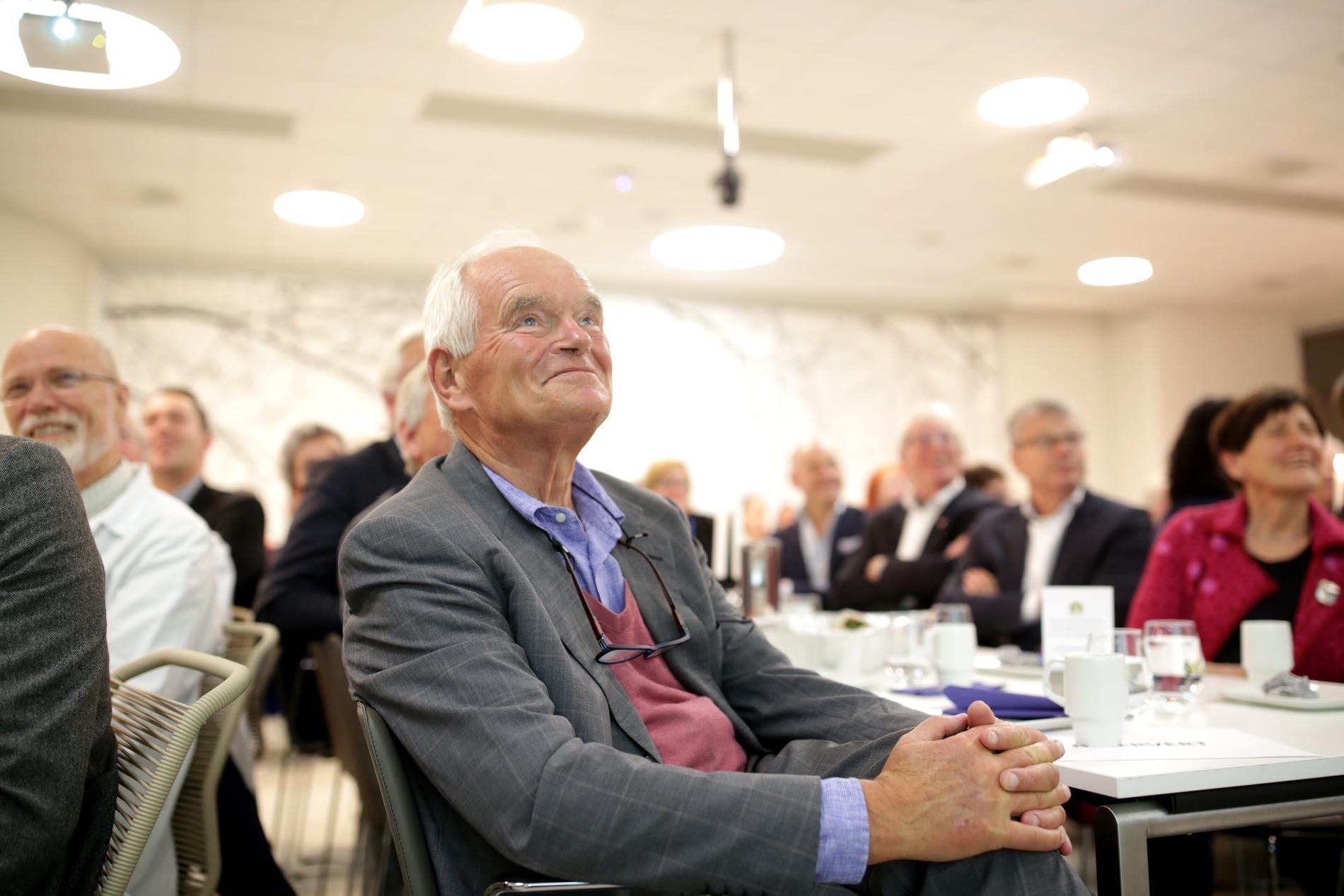 Trond Mohn er fortsatt en av Norges rikeste menn. I 2019 estimerte Kapital den reelle formuen hans til 9,2 milliarder kroner. Han er imidlertid mest kjent for å gi bort penger for tiden. Her fra et arrangement Haukeland Universitetsykehus arrangerte i forbindelse med hans 75 års dag i 2018.