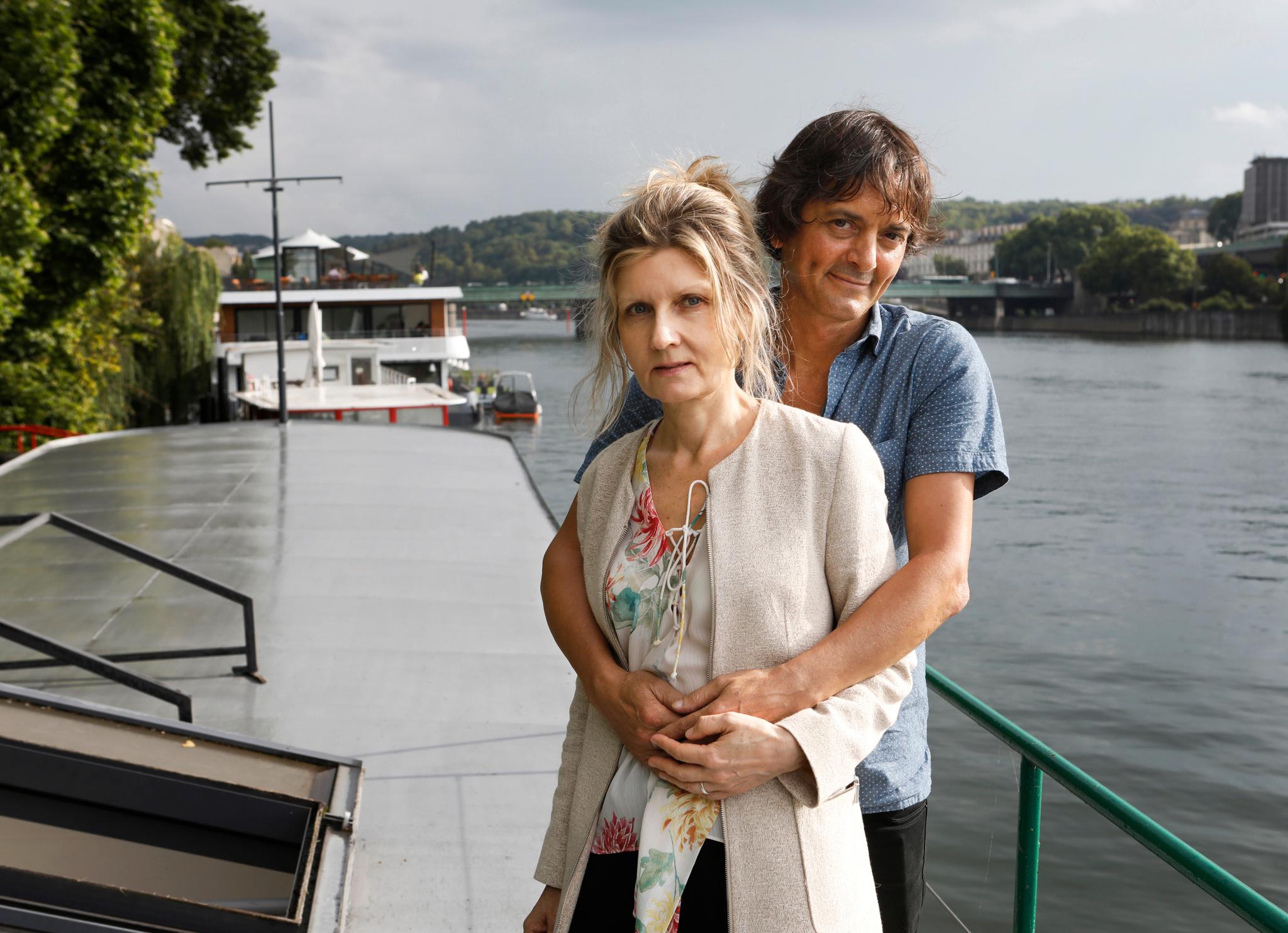 Amerikanske Mark Moogalian og hans franske kone Isabelle jobber begge som språklærere i Paris og bor i en husbåt langs Seinen.