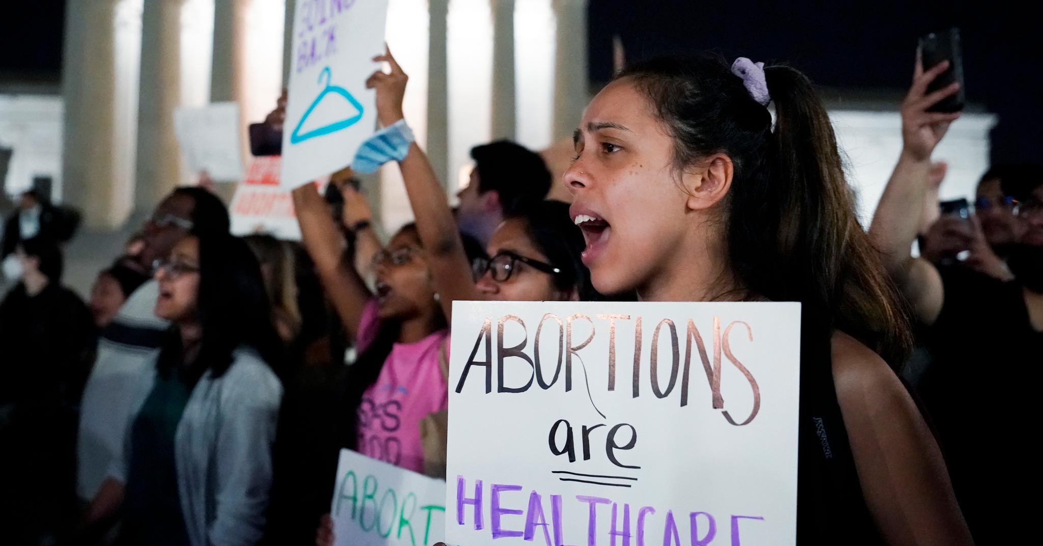 Lekkasjen om at retten til abort forsvinner, ga støtet til en spontan demonstrasjon utenfor Høyesteretts lokaler i Washington D.C.